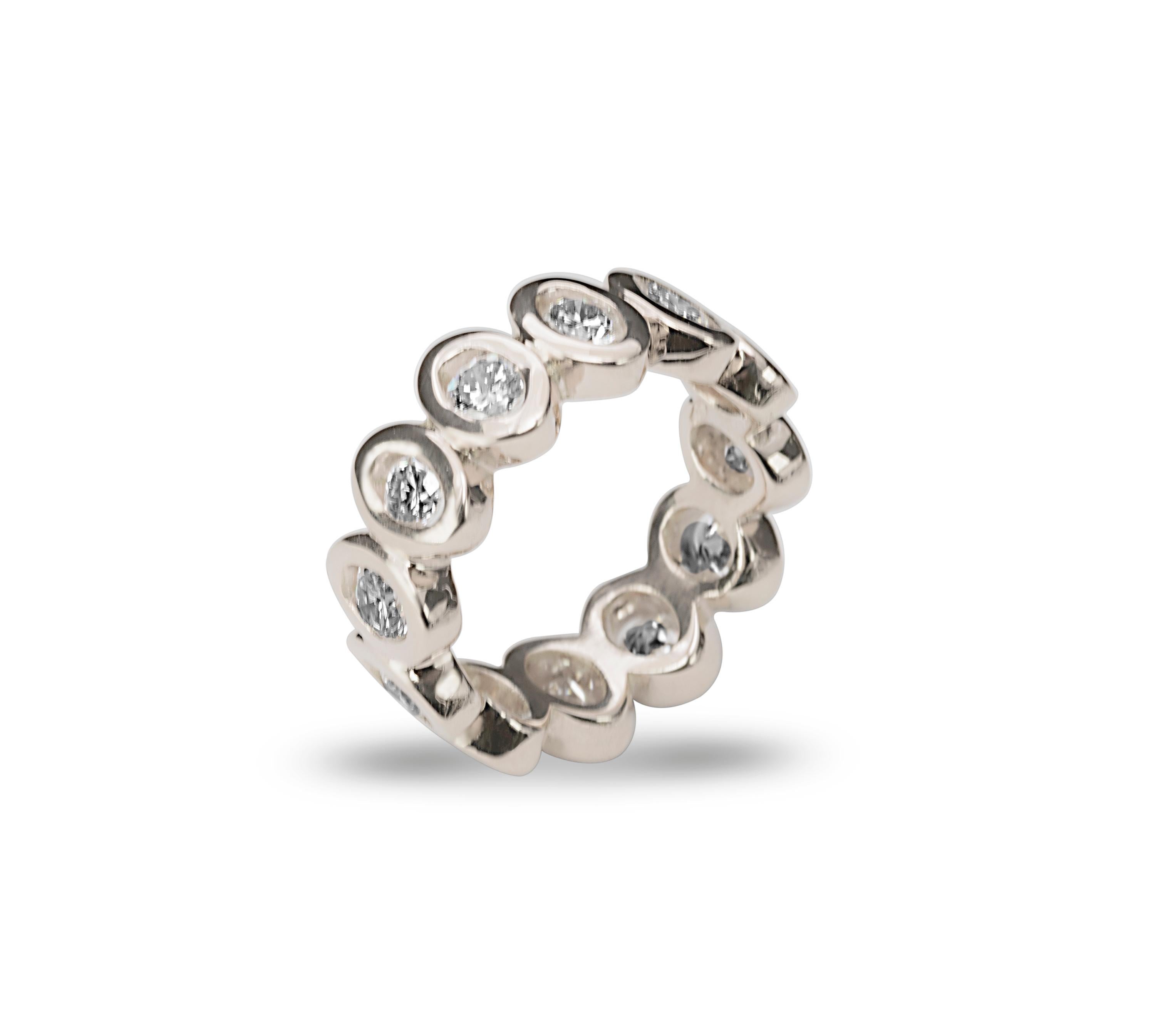 Engagement 3.5 Karats White Diamonds G Color VVS1 18 Karats White Gold Ring For Sale 1