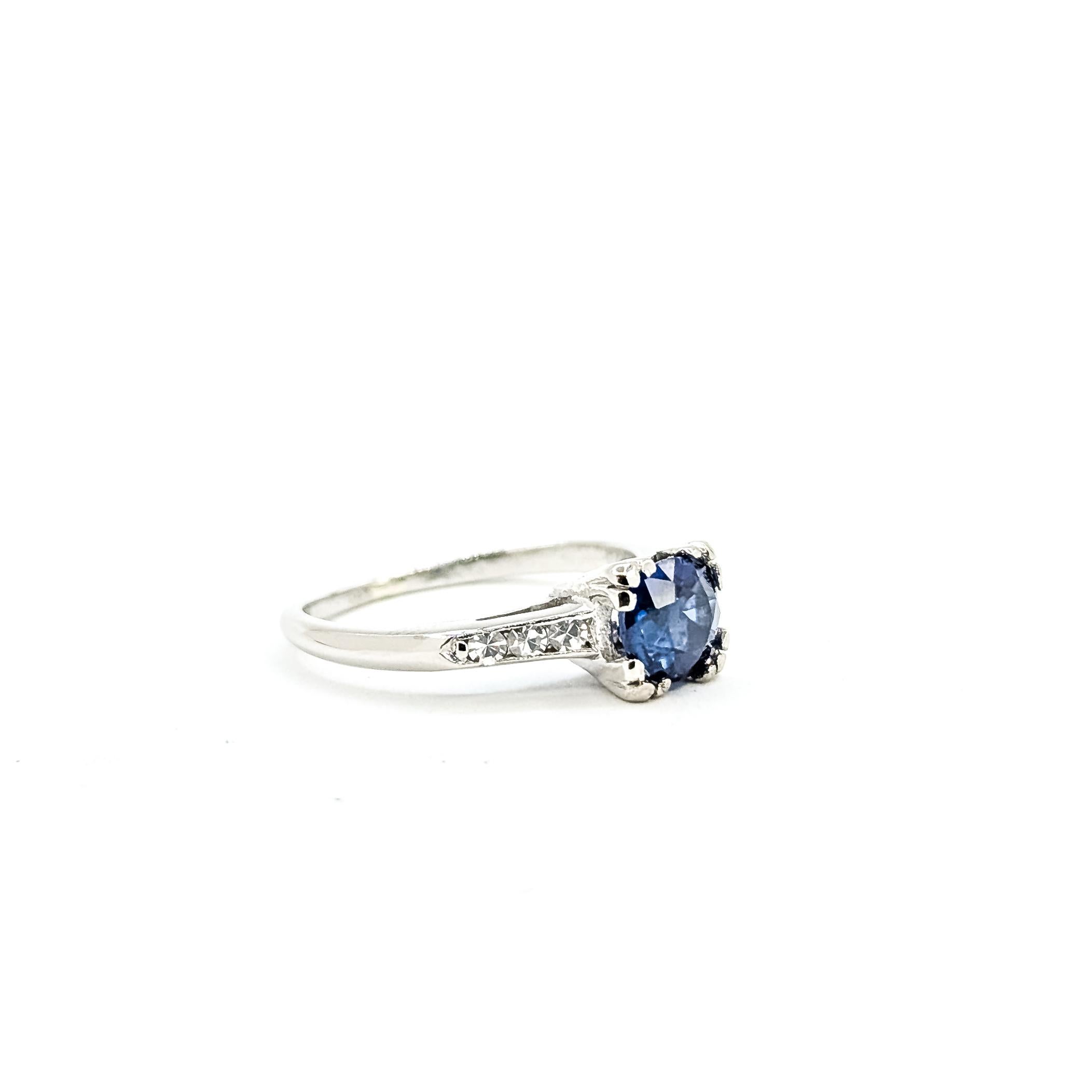 Anillo de compromiso de zafiro y diamante birmano en platino

Este anillo de compromiso de platino tiene un precioso zafiro azul de Birmania sin calentar de un peso aproximado de 1,07 ct. El zafiro muestra un intenso color azul natural y está sujeto