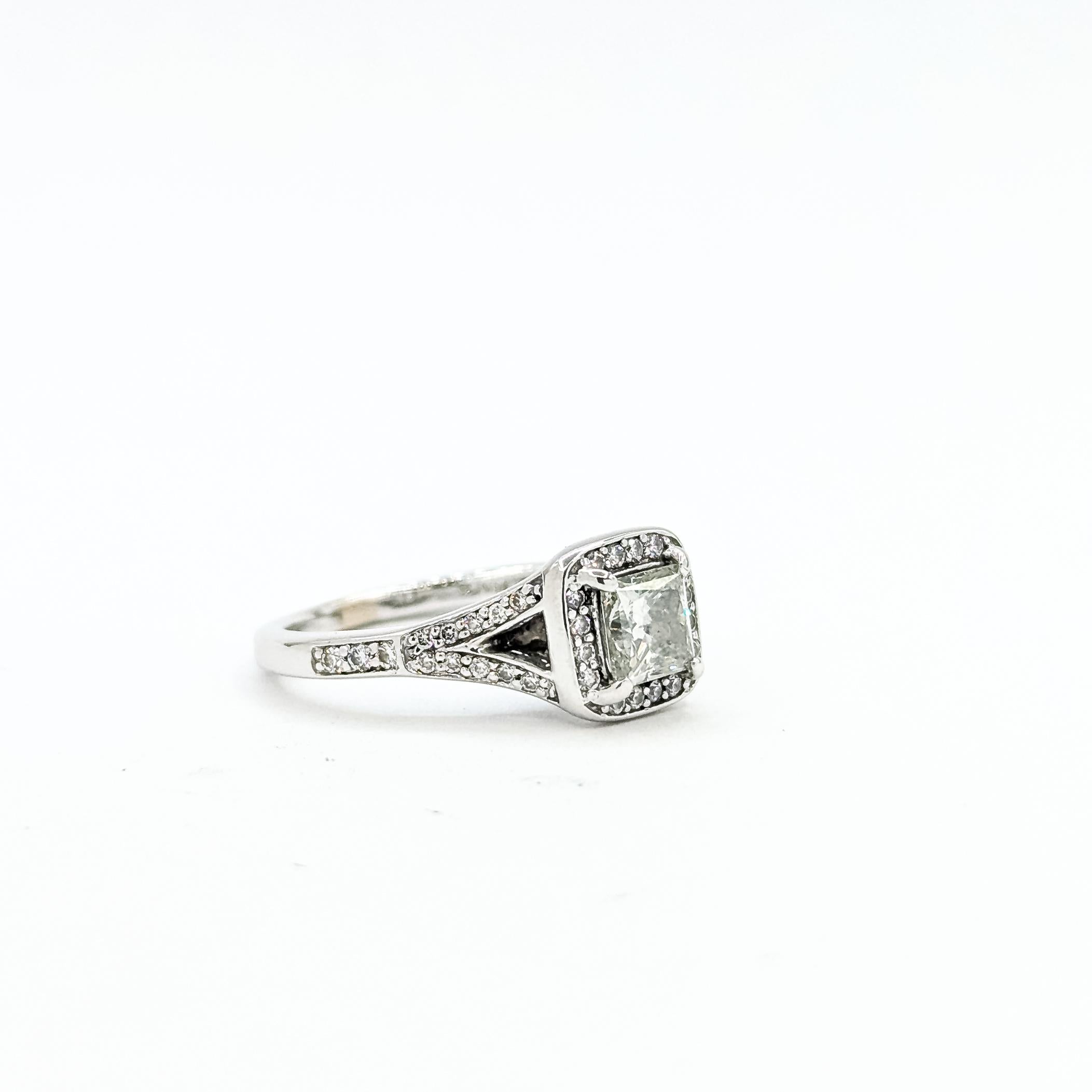 Bague de fiançailles princesse diamant en or blanc 14k à tige fendue

Cette bague de fiançailles est réalisée en or blanc 14k et présente un diamant central de taille princesse encadré par un halo de diamants ronds en forme de coussin. D'autres