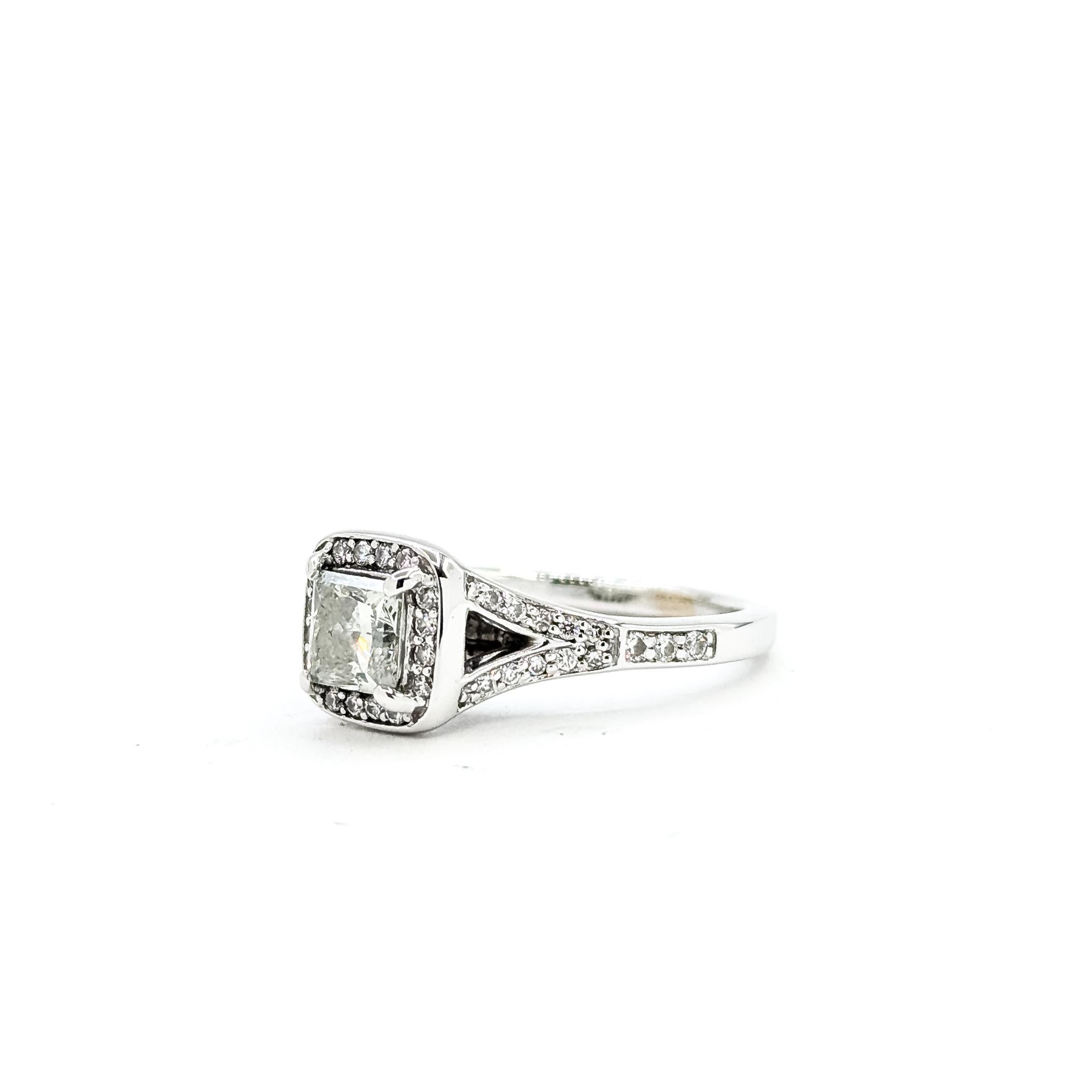 Contemporain Bague de fiançailles princesse diamant en or blanc 14k à tige fendue en vente
