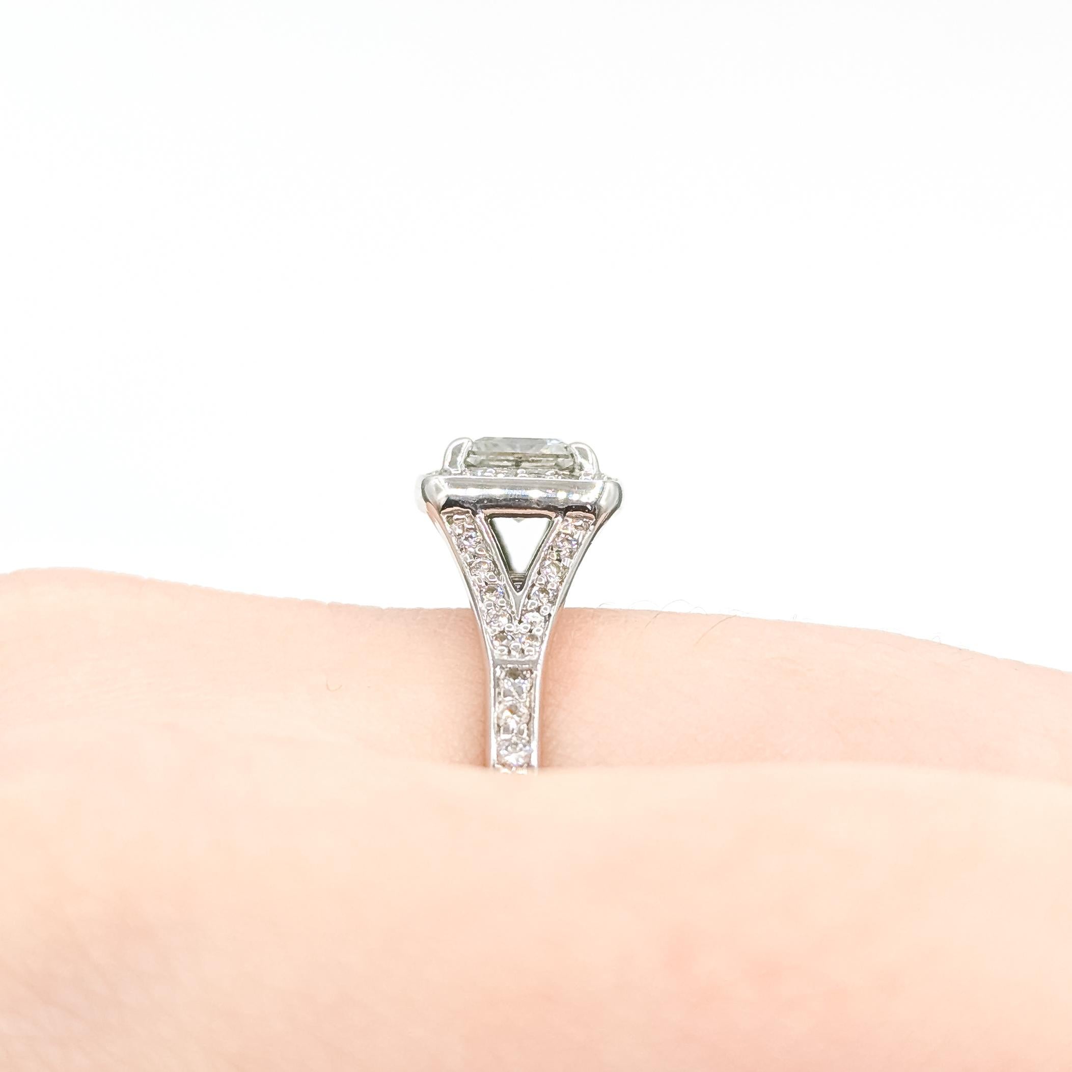 Taille princesse Bague de fiançailles princesse diamant en or blanc 14k à tige fendue en vente