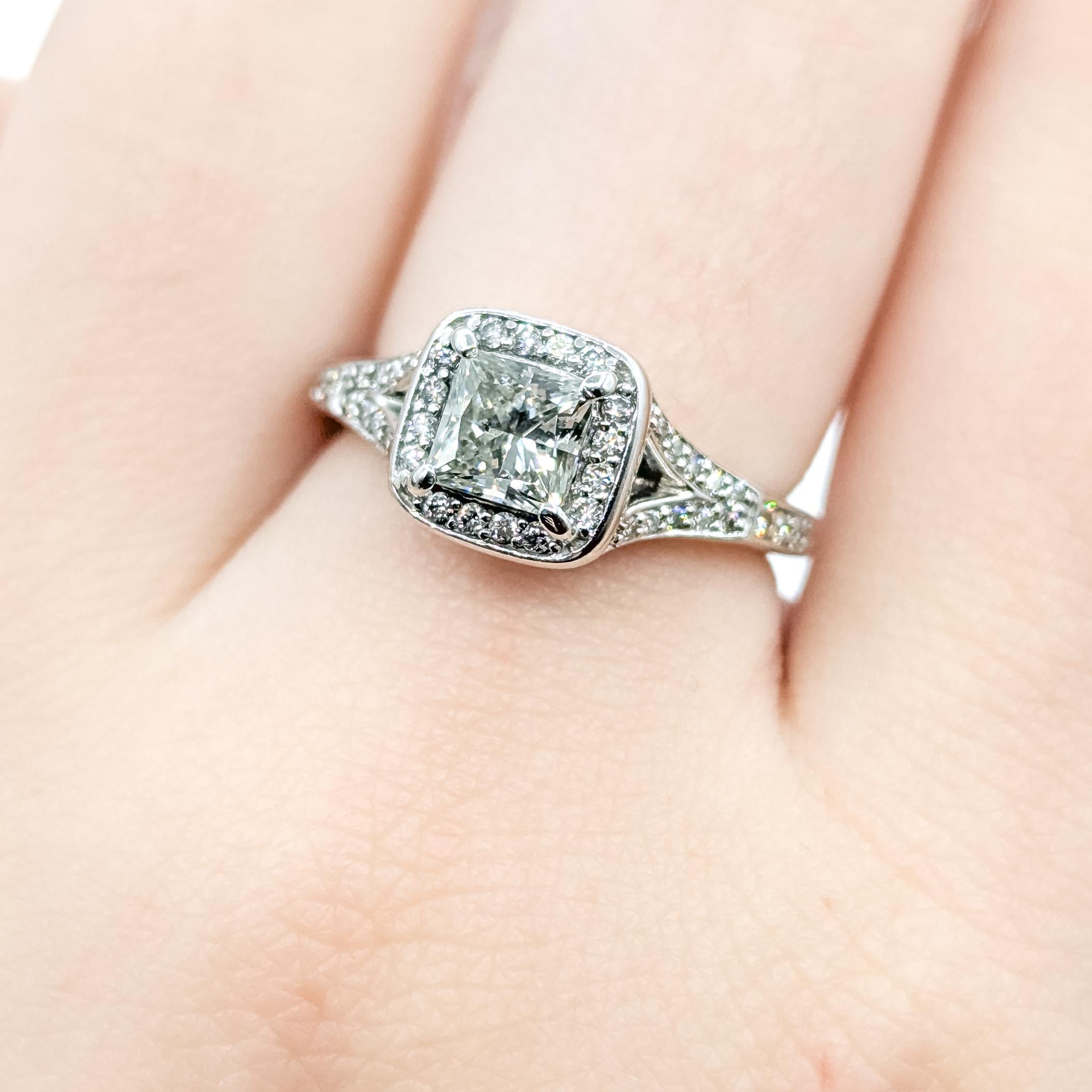 Bague de fiançailles princesse diamant en or blanc 14k à tige fendue Excellent état - En vente à Bloomington, MN