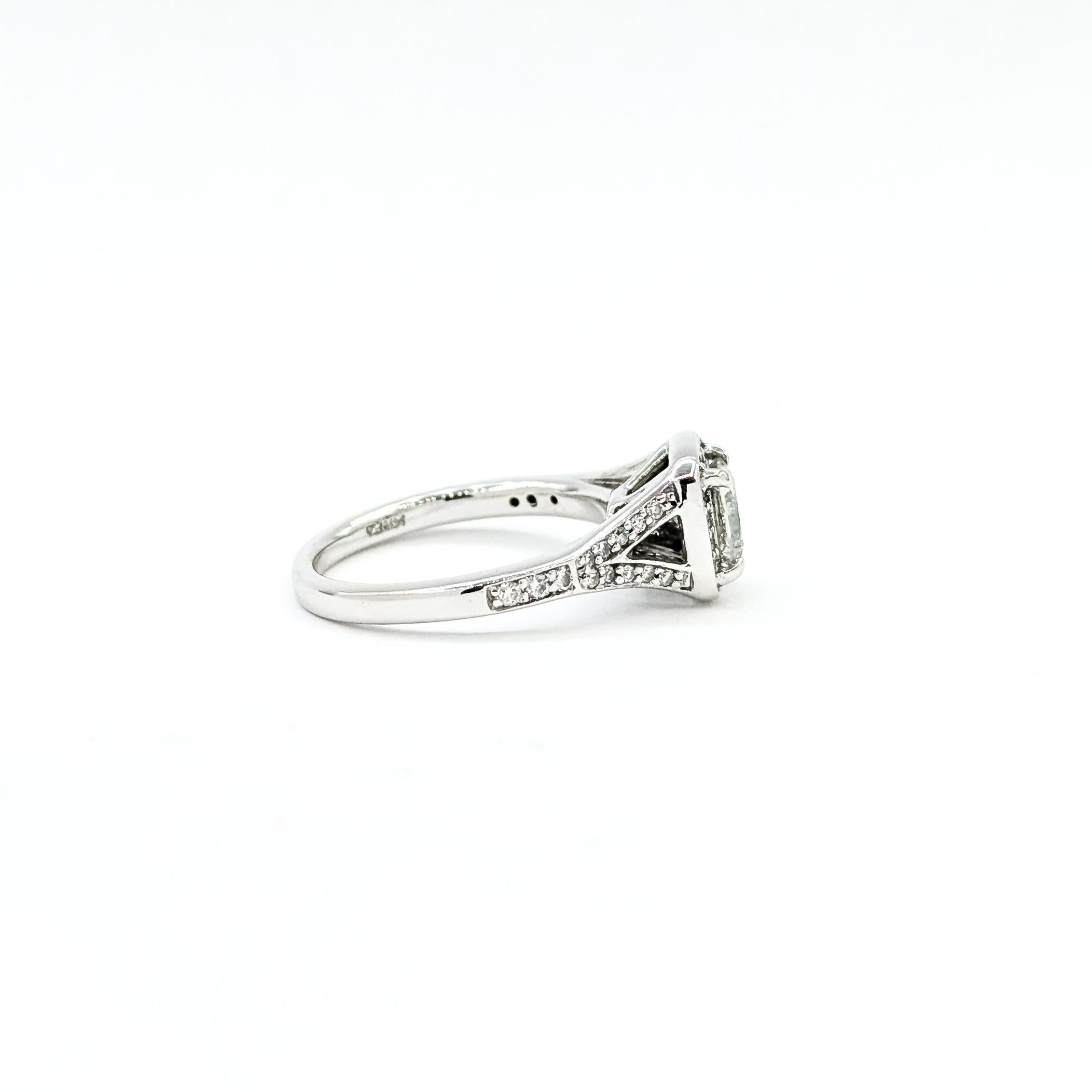 Bague de fiançailles princesse diamant en or blanc 14k à tige fendue en vente 1