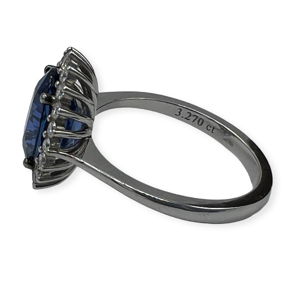 Contemporary Engagement Ring 18 Carat Gold Set with a Certified Natural Sapphire 3.27 Carat
