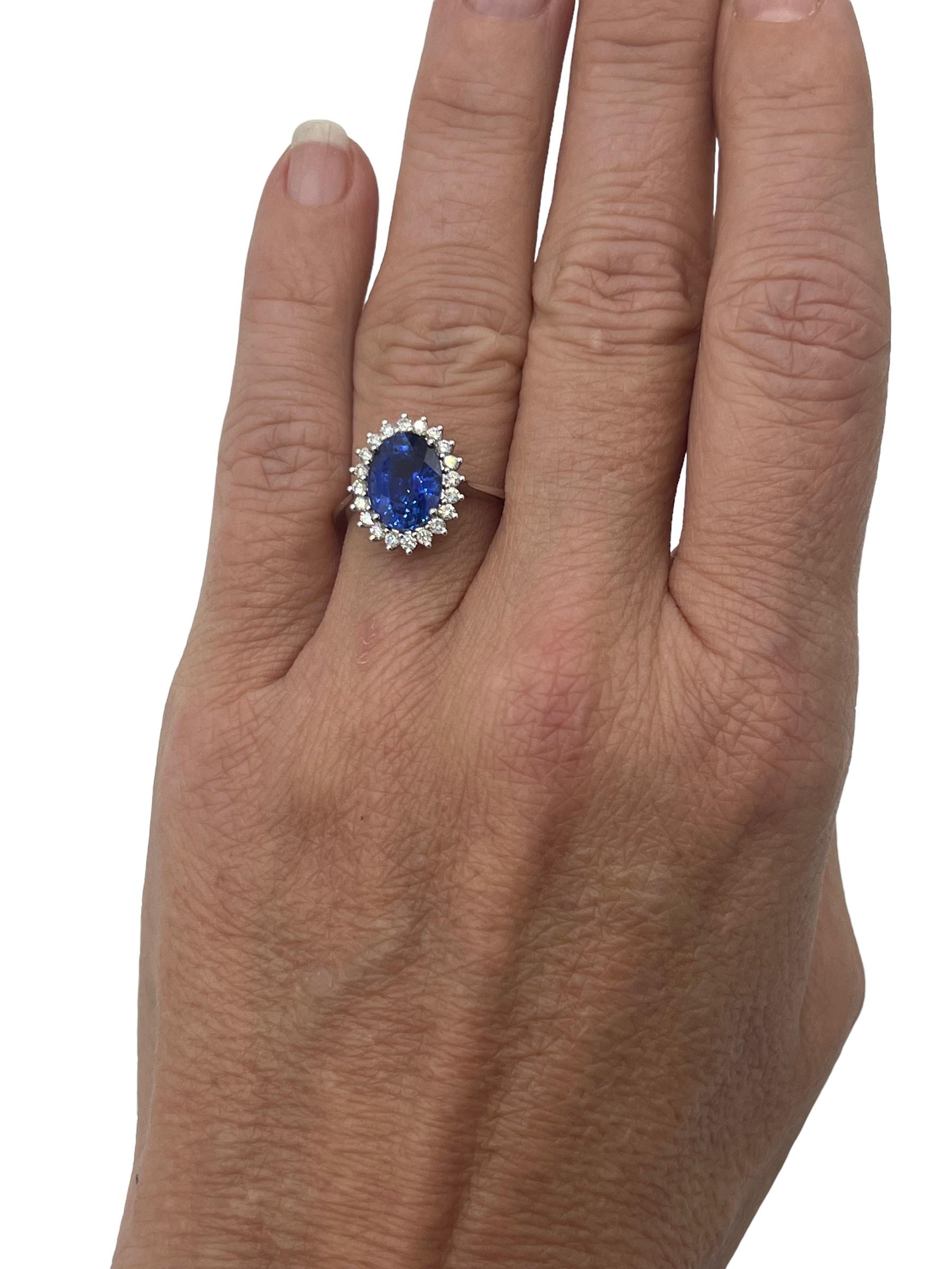 Oval Cut Engagement Ring 18 Carat Gold Set with a Certified Natural Sapphire 3.27 Carat