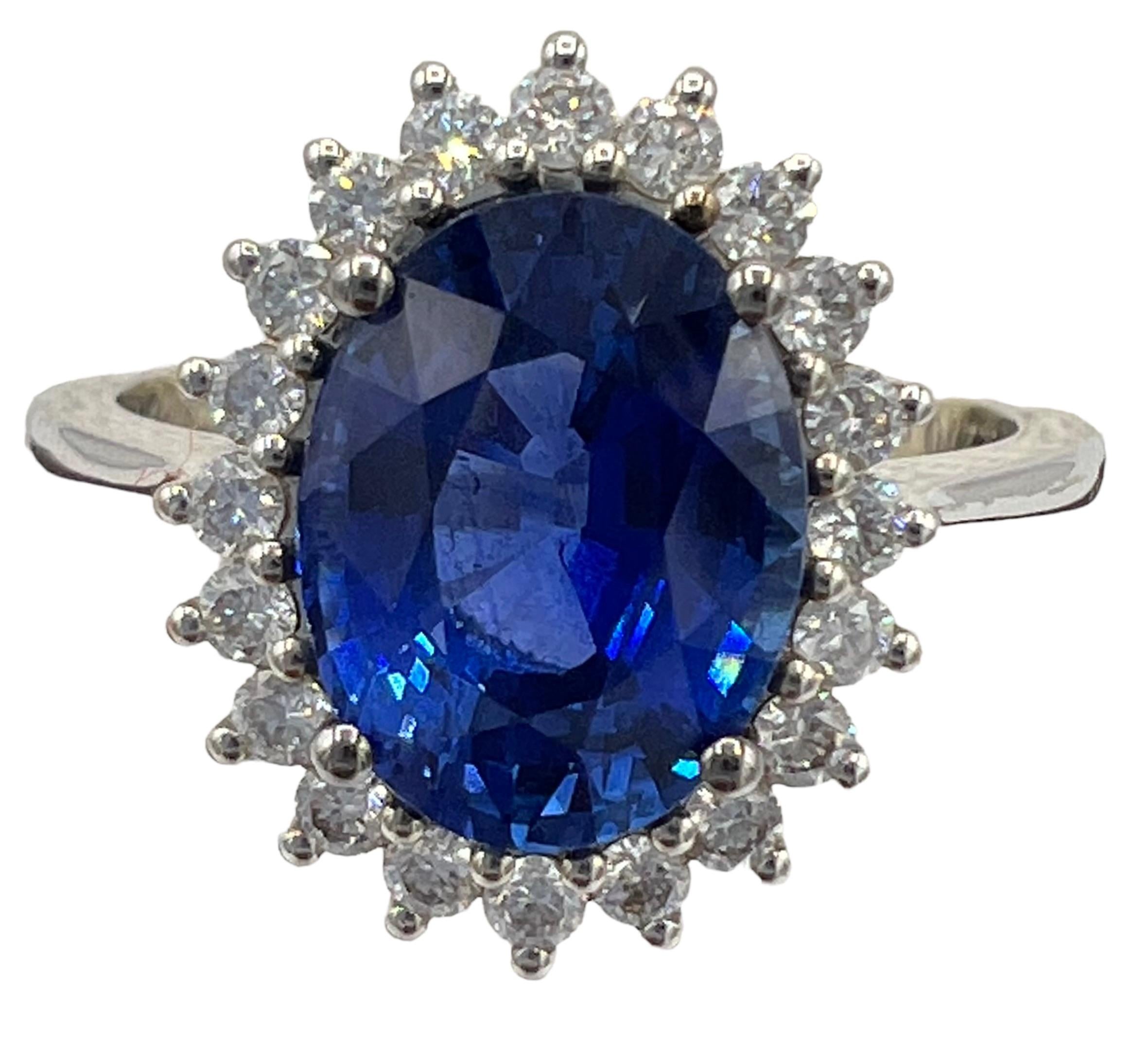 Women's Engagement Ring 18 Carat Gold Set with a Certified Natural Sapphire 3.27 Carat