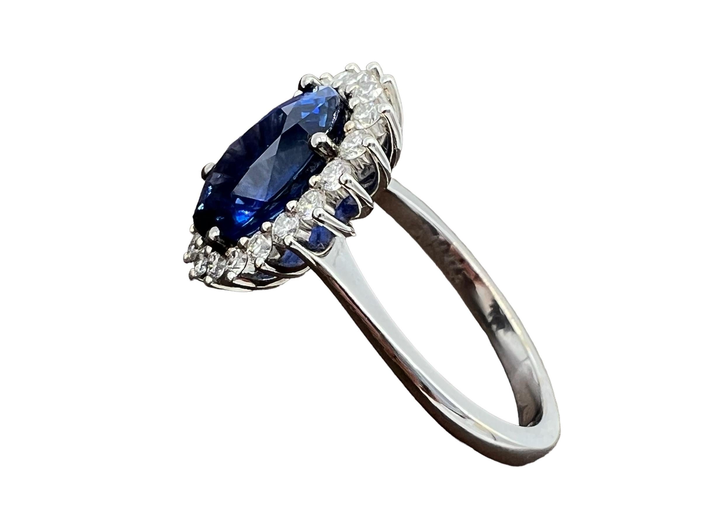 Engagement Ring 18 Carat Gold Set with a Certified Natural Sapphire 3.27 Carat 3