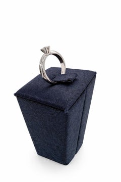 Anillo de compromiso de oro blanco de 18 quilates con diamante natural color G claridad VS 0,30 ct.