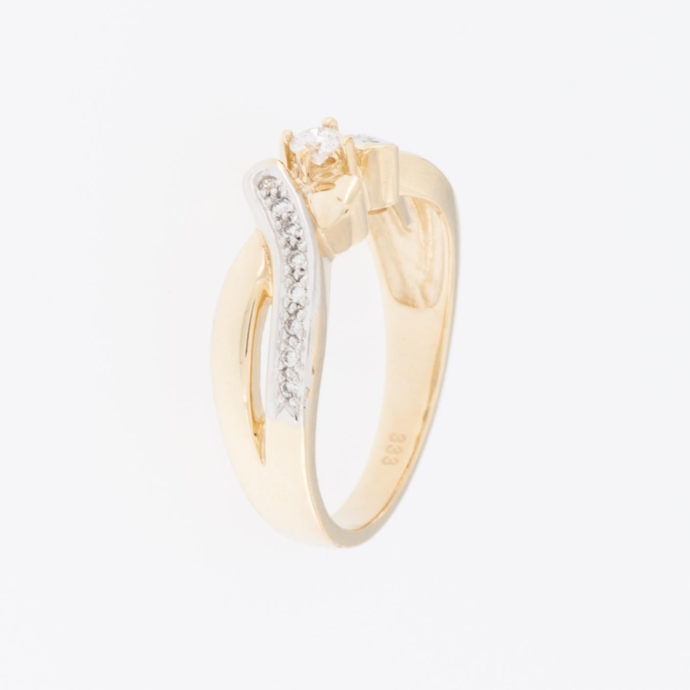 Contemporary Engagement Ring 8 karat Gold with Diamonds For Sale