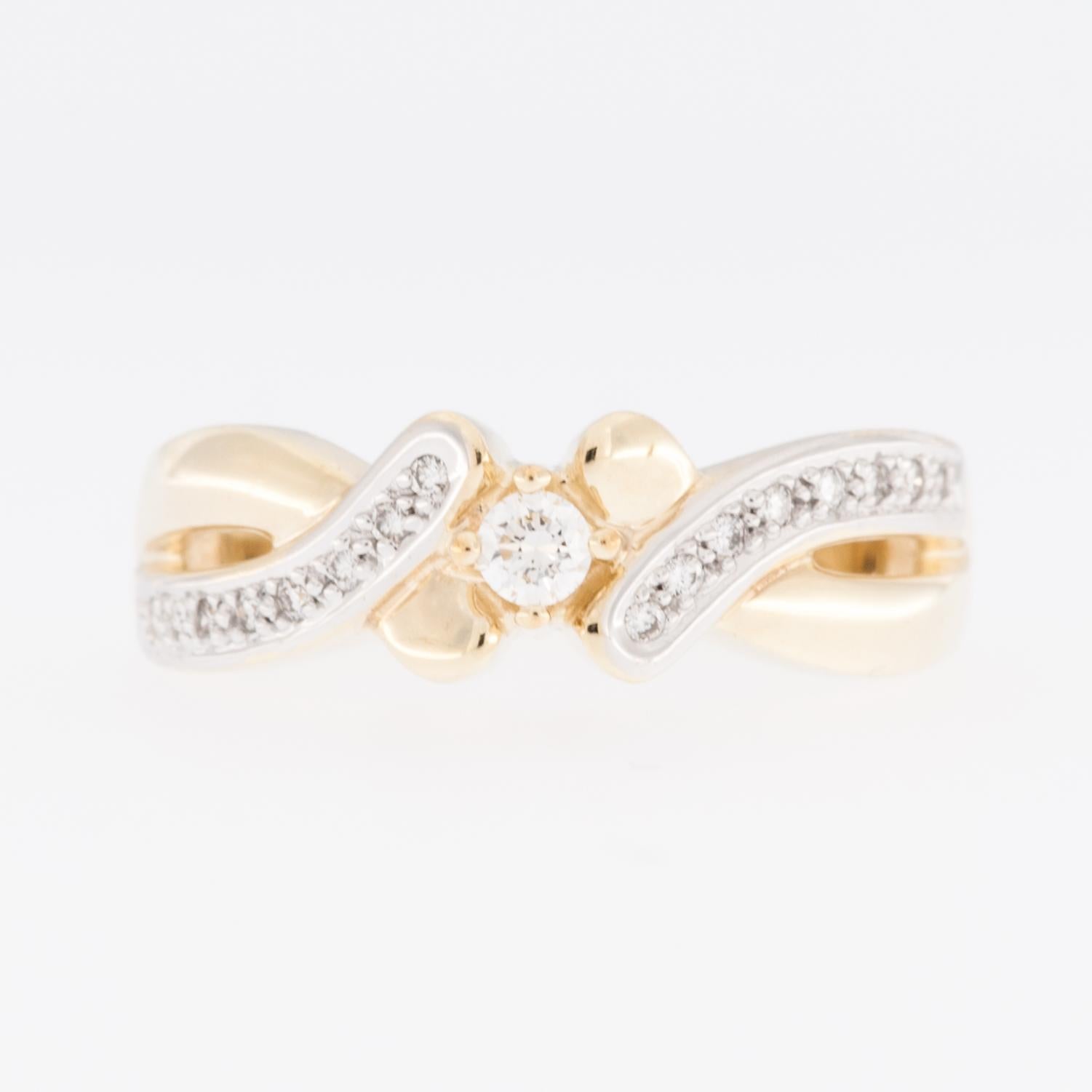Brilliant Cut Engagement Ring 8 karat Gold with Diamonds For Sale