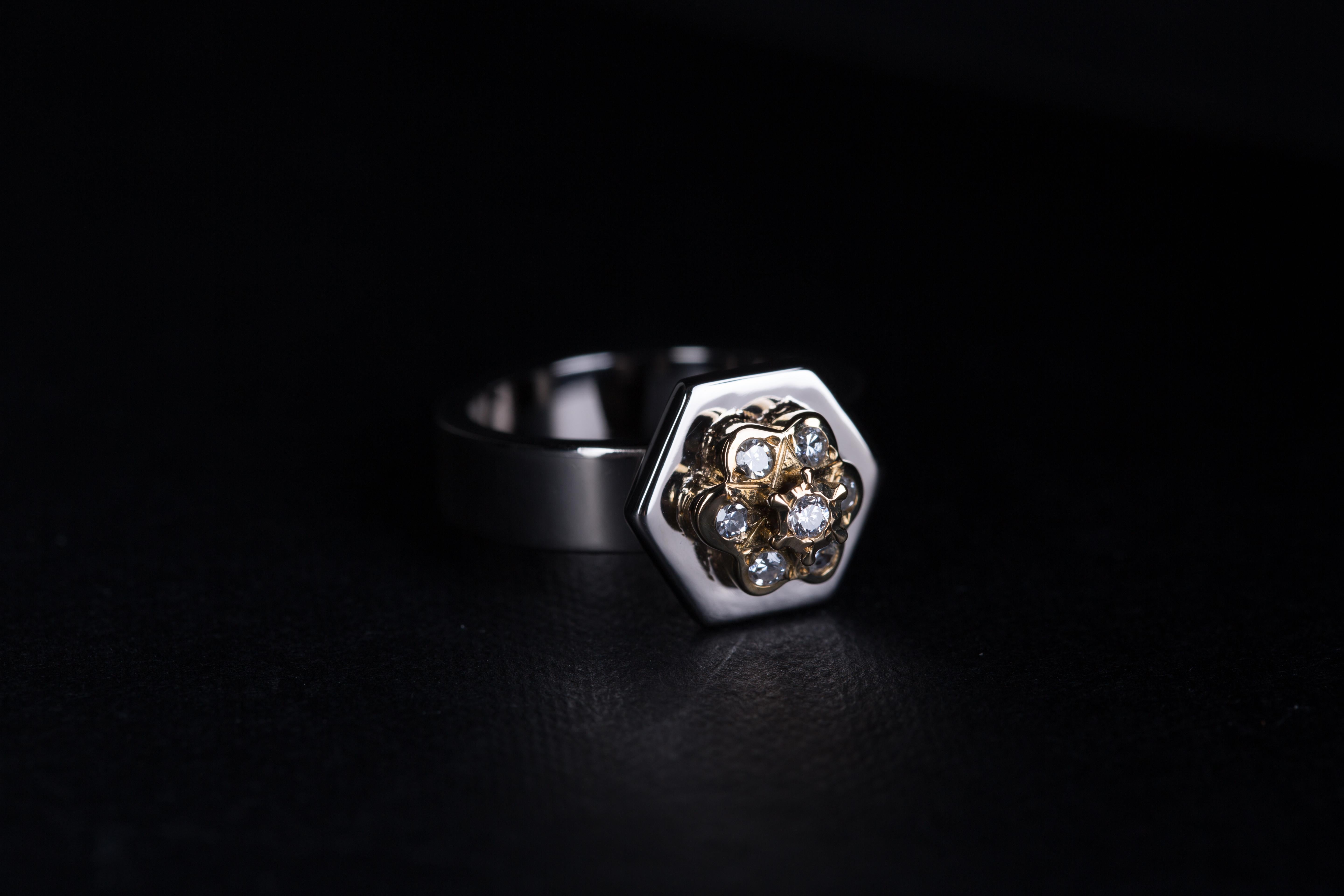 Engagement Ring Anne Bourat 7 Diamonds  White Gold 18k Hexagon Shape Metric 52 (Zeitgenössisch) im Angebot