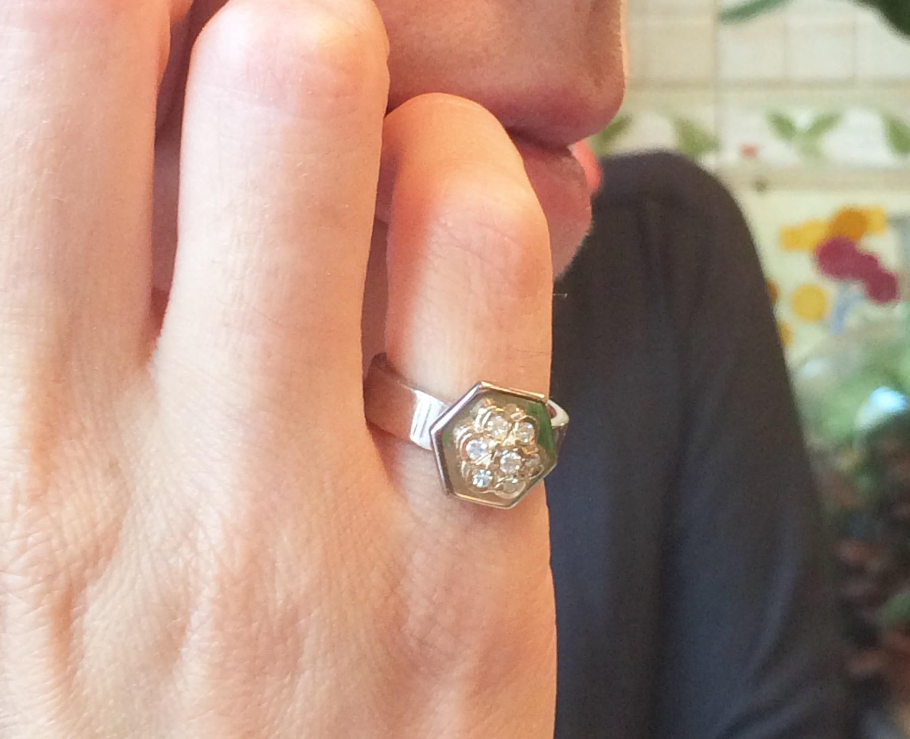 Engagement Ring Anne Bourat 7 Diamonds  White Gold 18k Hexagon Shape Metric 52 im Zustand „Hervorragend“ im Angebot in Paris, Île de France