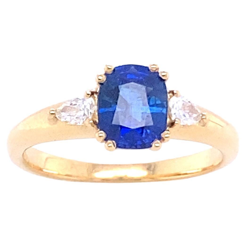 Engagement Ring in Yellow Gold with Blue Sapphire and Diamond
Engagement ring in 18 carat yellow gold surmounted by a Blue Sapphire, cushion cut of 1.17 carat and accompanied by 2 pear-shaped diamonds of 0.19 carat color F. The weight of the ring is