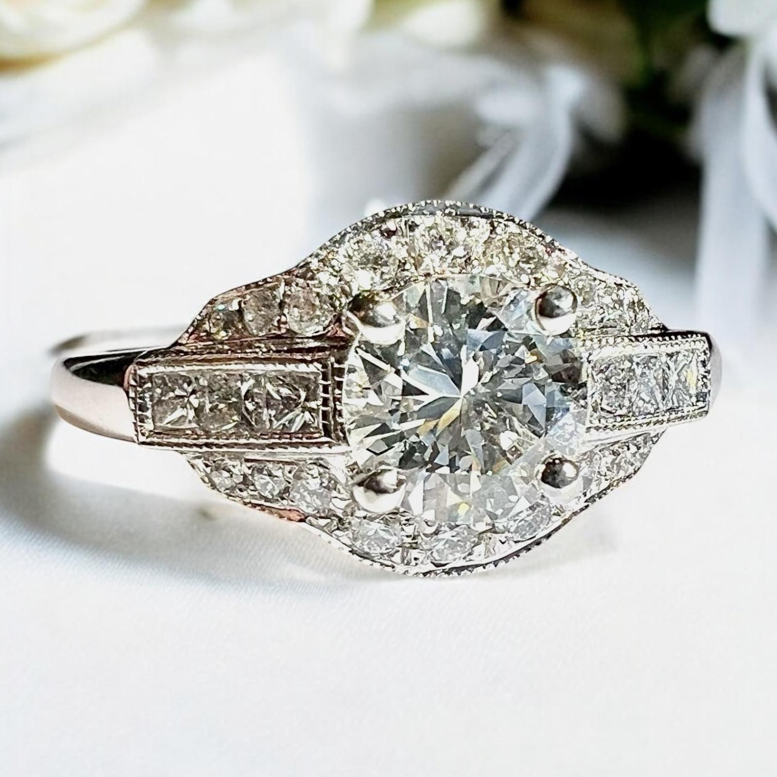 Ring in 18ct. white gold,
set in its center with a 0.80 ct round modern-cut diamond of beautiful quality in clarity and color, estimated by me at H color, vs1,
surrounded by a pavement of  modern-cut diamonds weighing approx. 0.40 ct.
Designed after