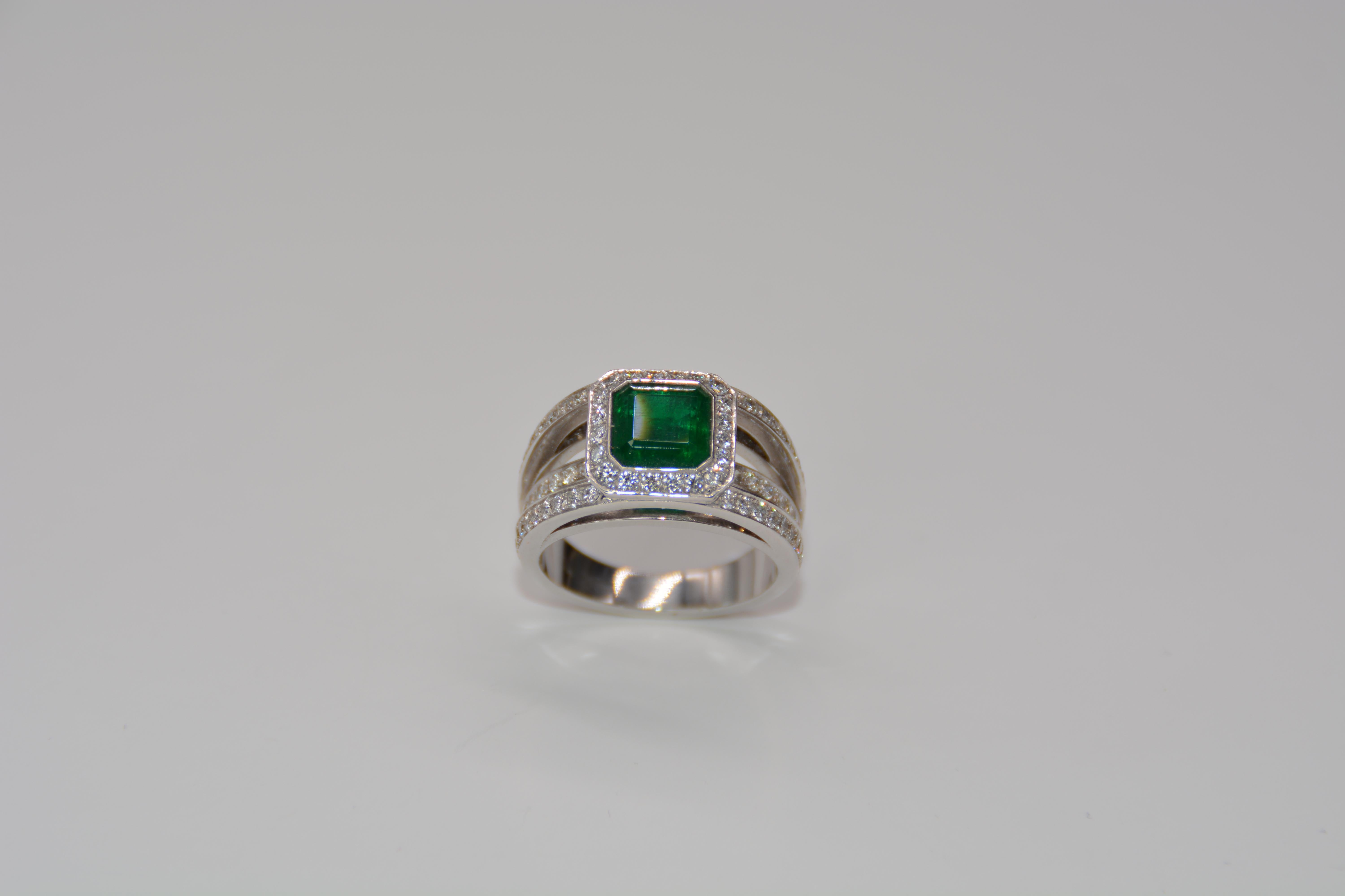 Engagement Ring Emerald Diamond White Gold 18 Karat For Sale 3