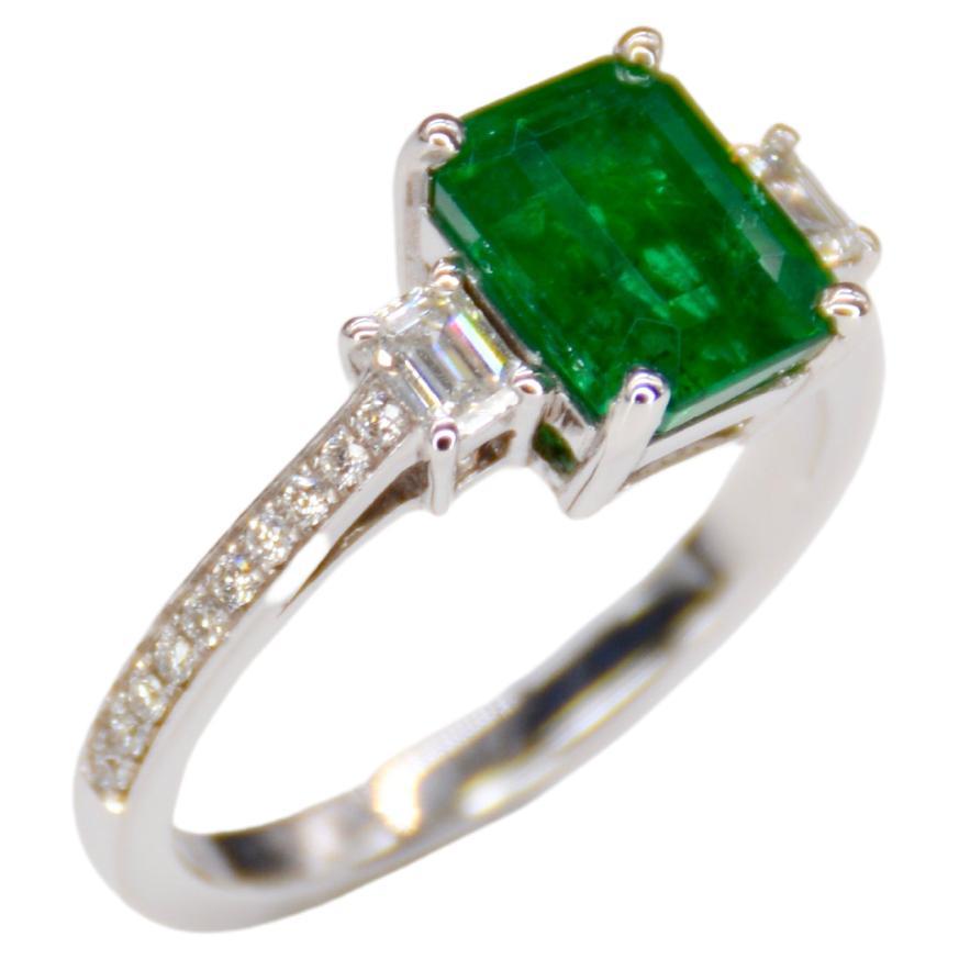 Engagement Ring Emerald Diamond  White Gold 

Beautiful 18 carat white gold engagement ring, surmounted with an emerald rectangle shape with cut sides weighing 1.97 carats. The emerald is set on each side with a rectangle shaped diamond with cut