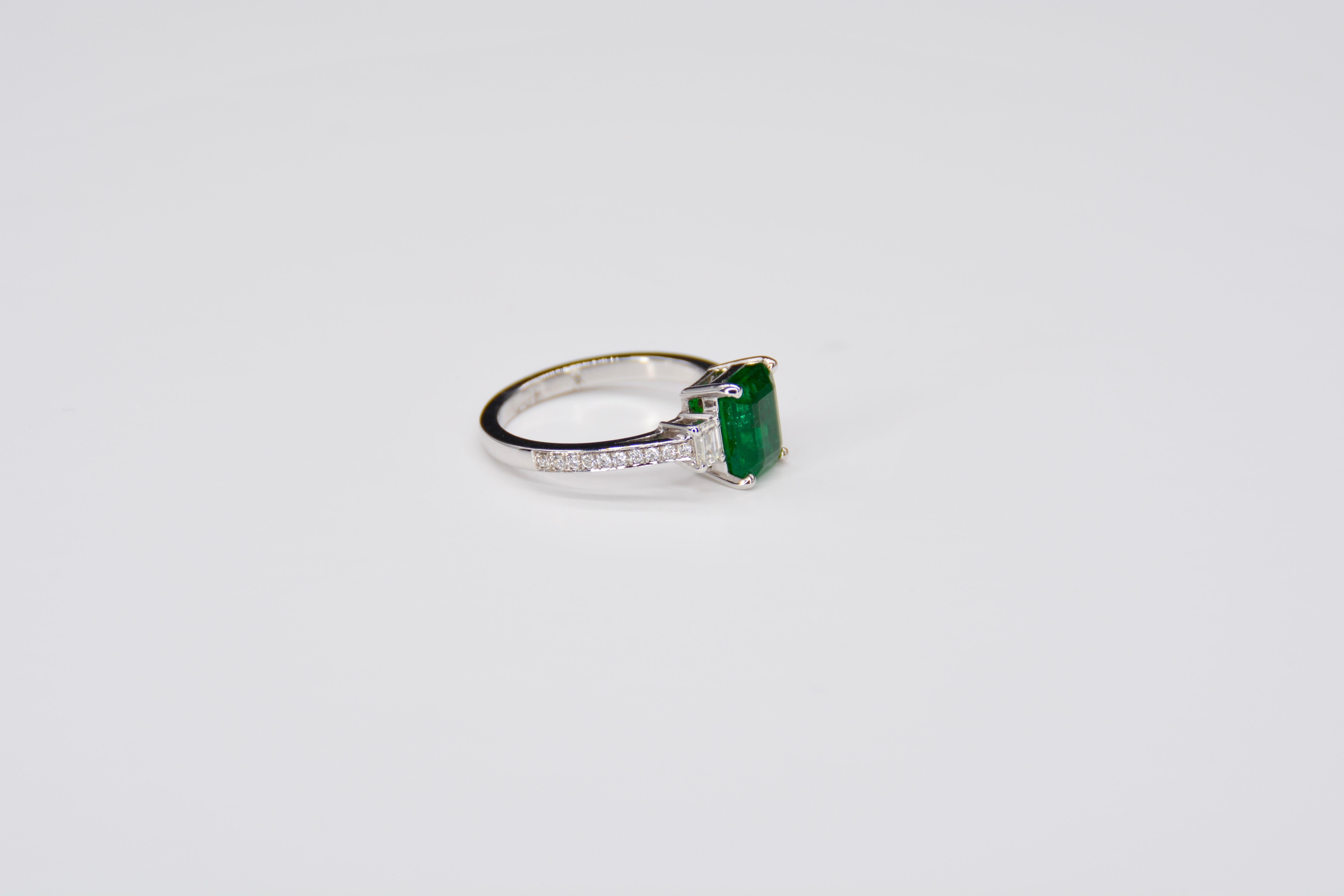 Engagement Ring Emerald Diamond White Gold In New Condition For Sale In Vannes, FR