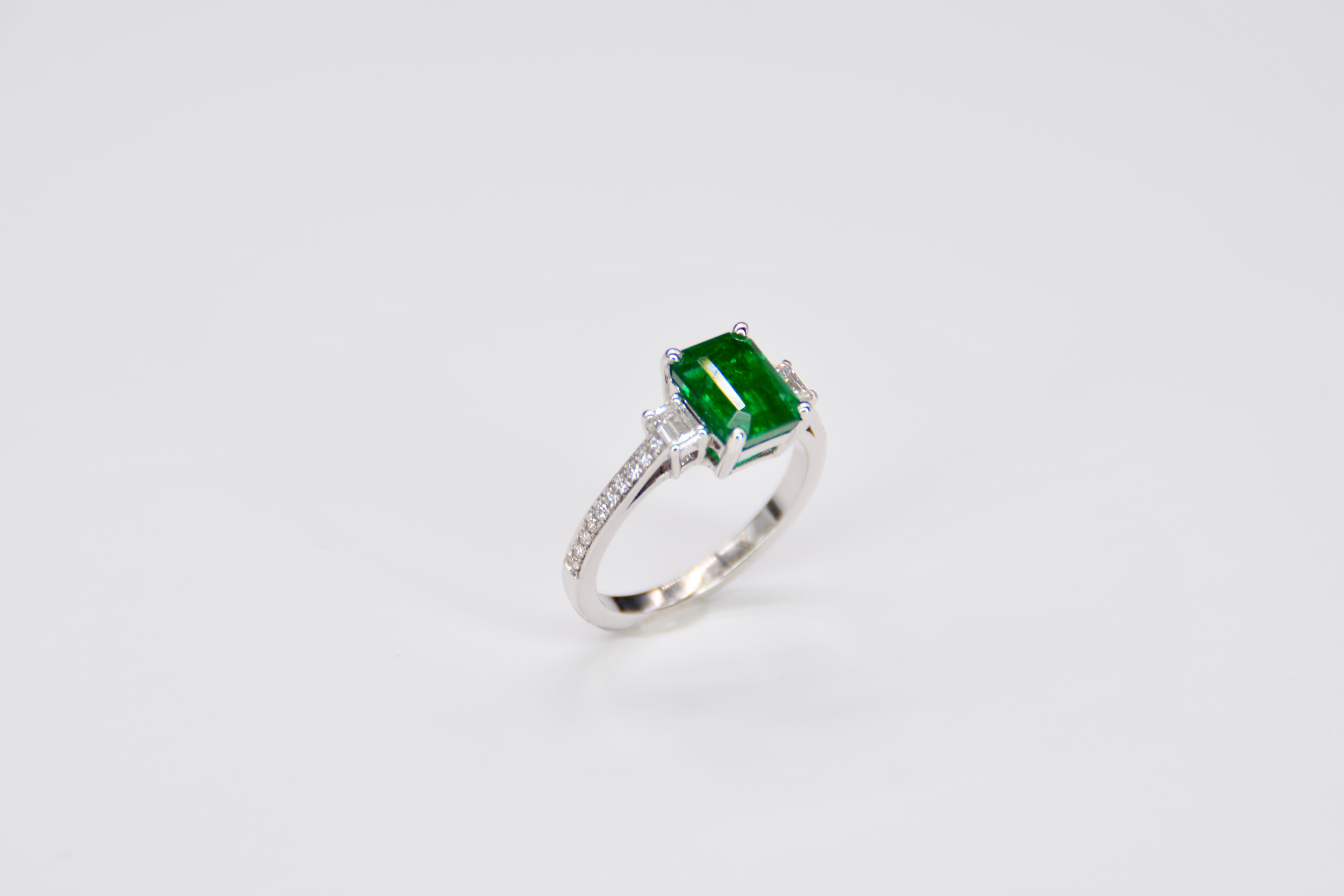 Engagement Ring Emerald Diamond White Gold For Sale 1