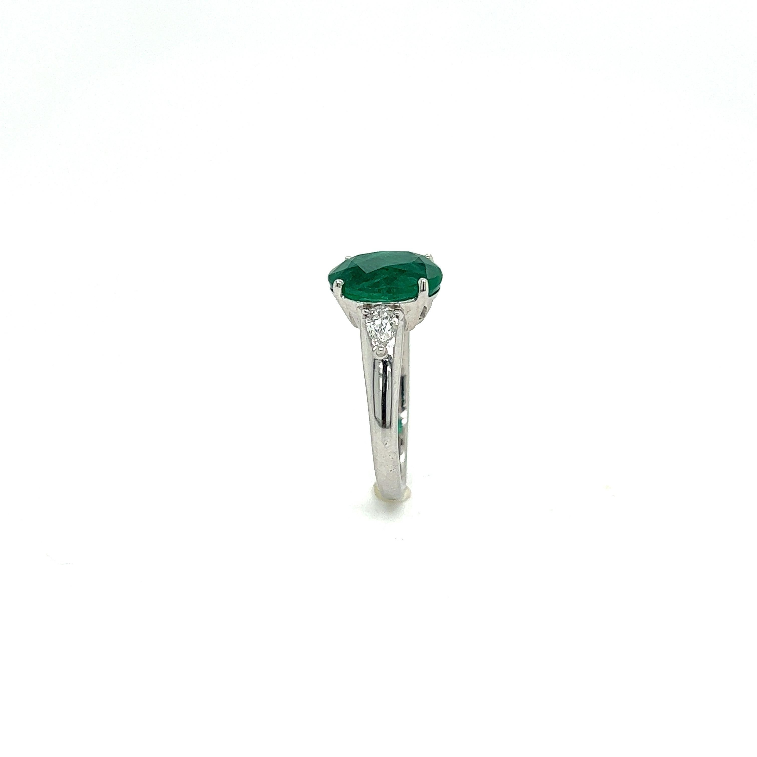 Engagement Ring Emerald Diamonds White Gold 18 Karat For Sale 7