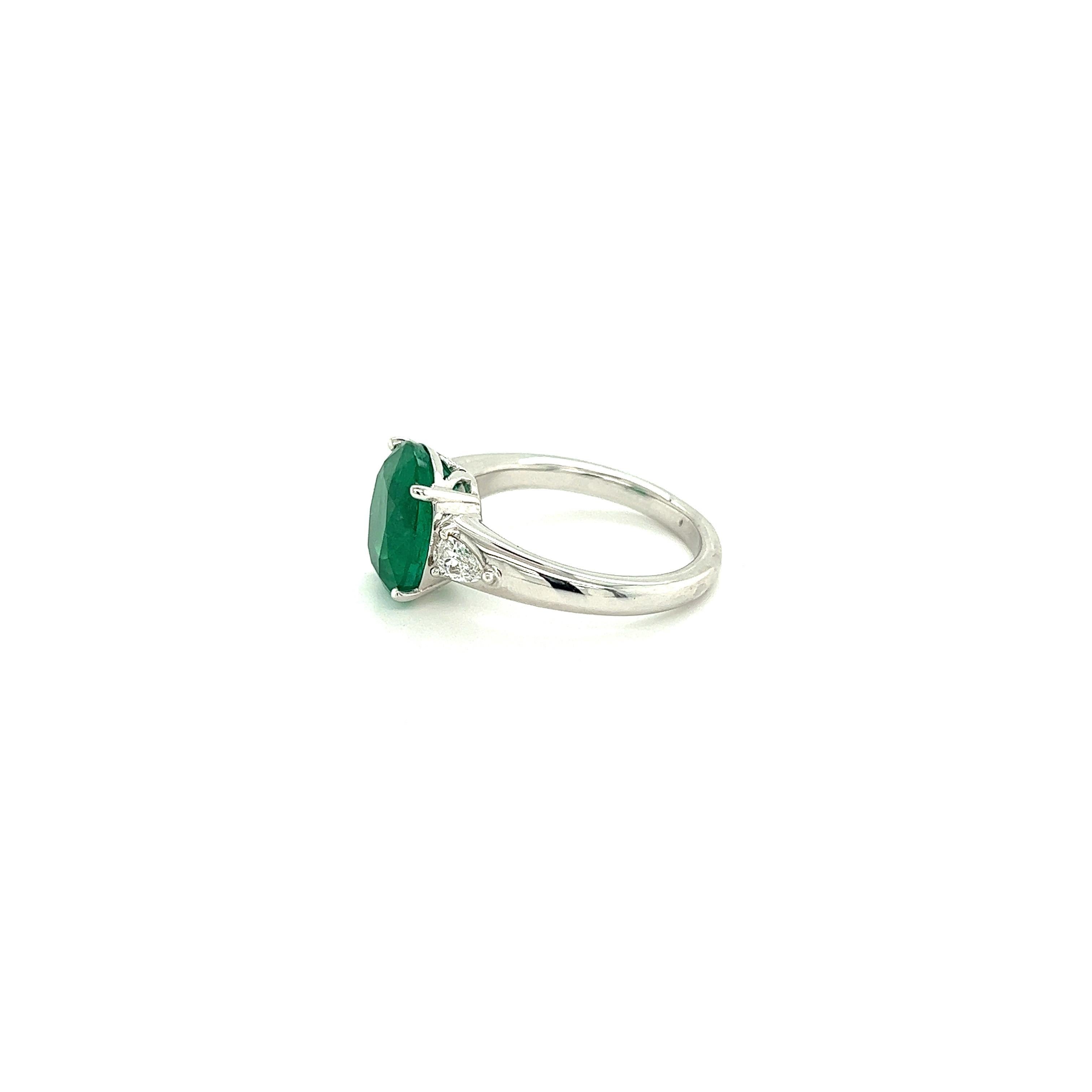 Engagement Ring Emerald Diamonds White Gold 18 Karat For Sale 1