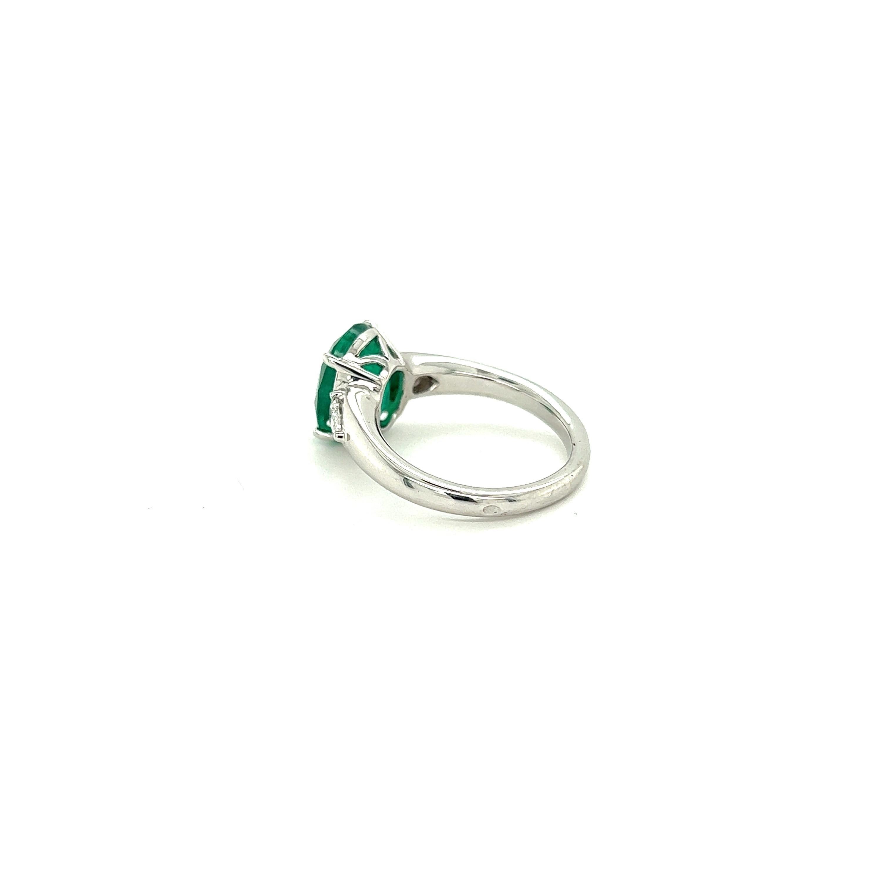 Engagement Ring Emerald Diamonds White Gold 18 Karat For Sale 4