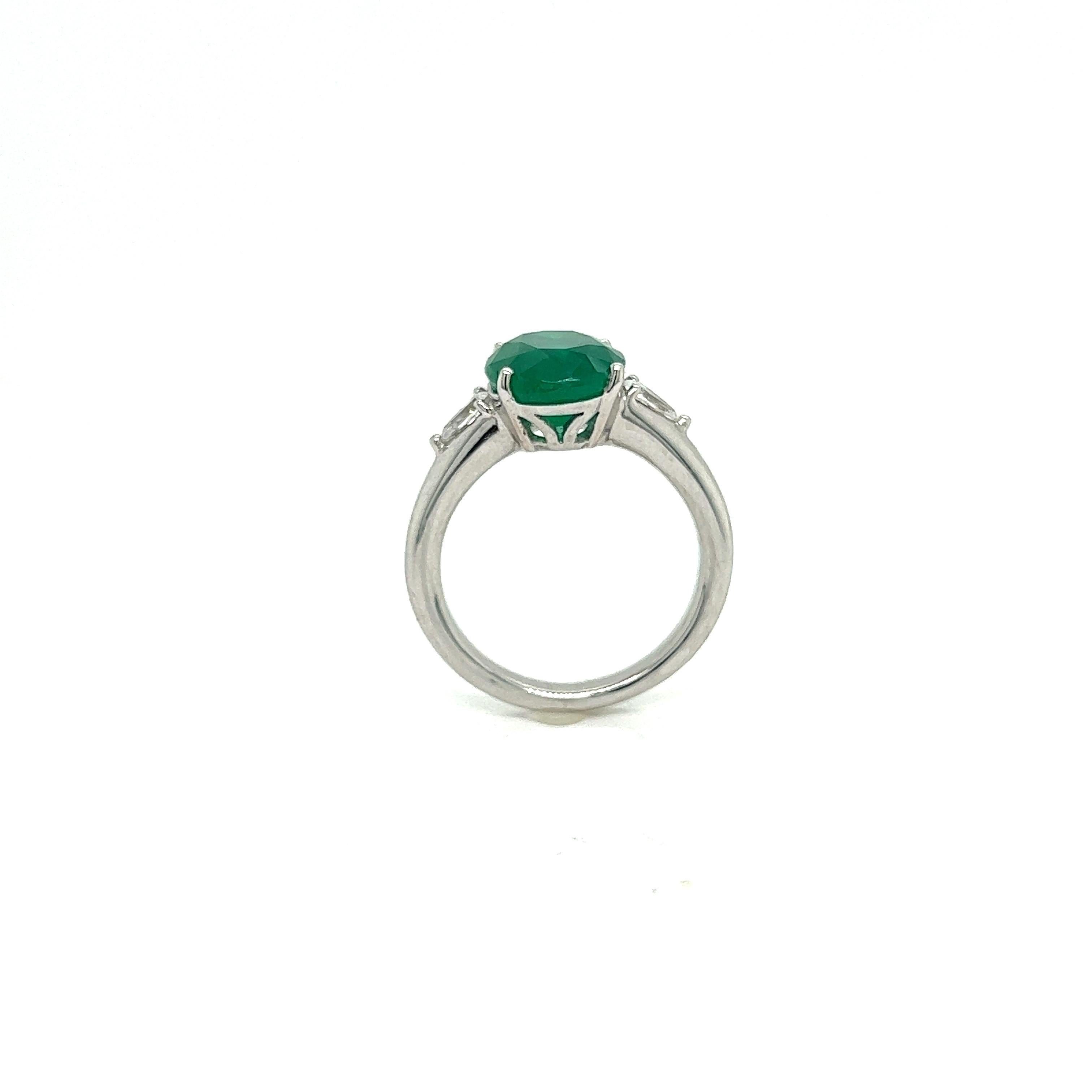 Engagement Ring Emerald Diamonds White Gold 18 Karat For Sale 5