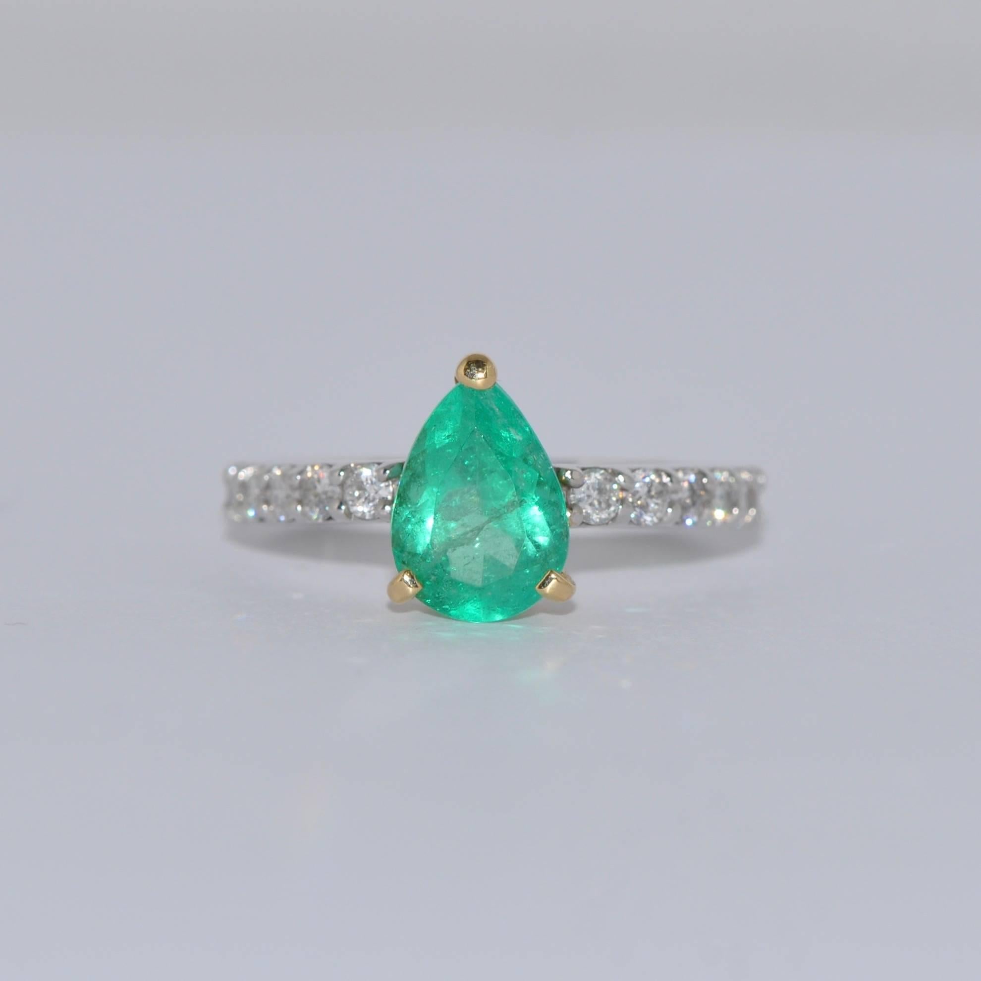Der hier vorgestellte Ring ist mit einem prächtigen Smaragd von 1,41 Karat verziert, der mit einer Perfektion geschliffen ist, die ihn auszeichnet. Seine Birnenform verleiht ihm eine einzigartige Anziehungskraft, während sein schillernder Glanz ein