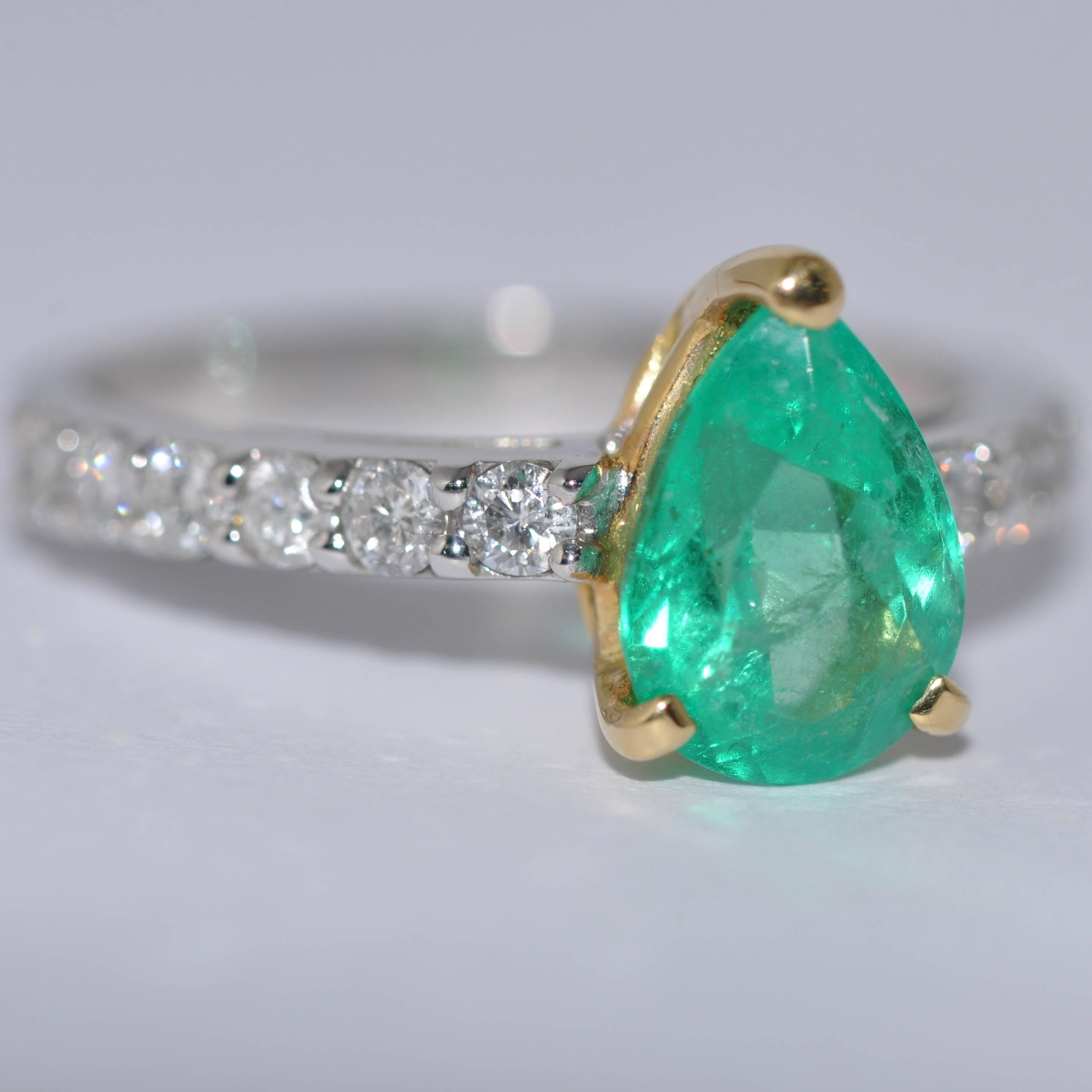 Verlobungsring Smaragd Diamanten Gelb Weißgold 18 Karat (Tropfenschliff) im Angebot