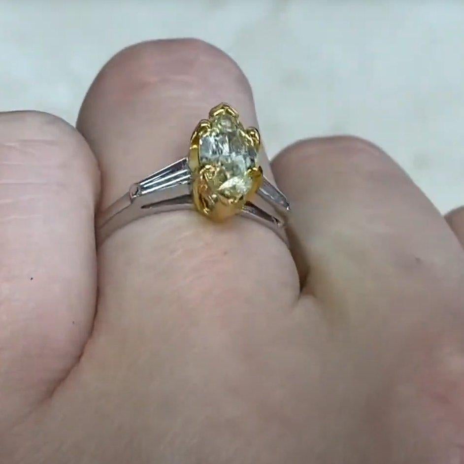 Taglio marquise Anello di fidanzamento Fancy (GIA circa 1,00 carati) con diamante giallo taglio marquise in vendita
