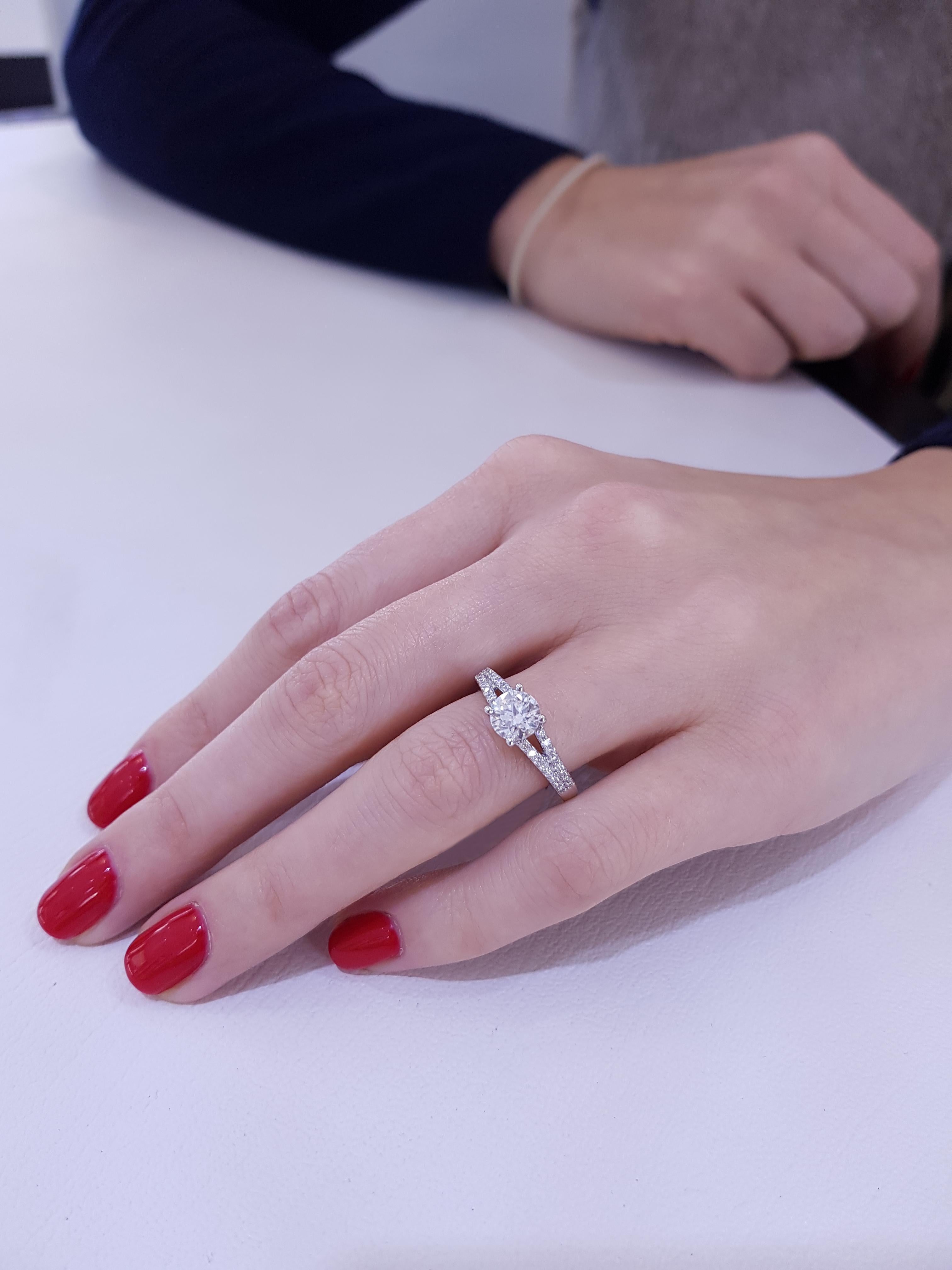 Engagement Ring GIA Certified Round Diamond 1.30 Carat 18 Karat White Gold For Sale 1
