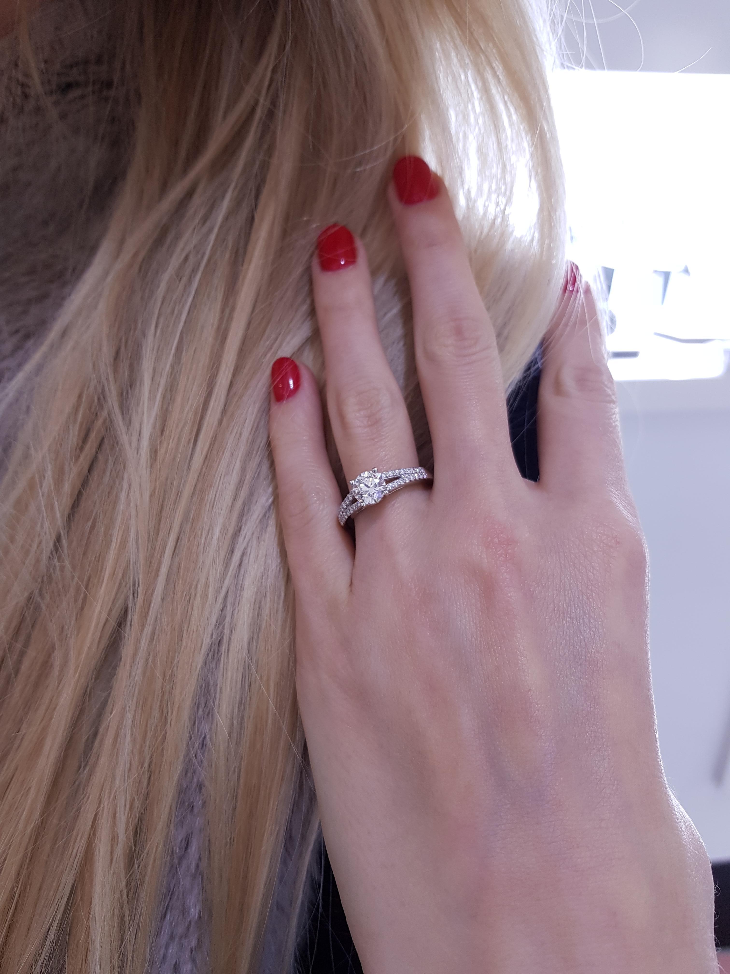 Modern Engagement Ring GIA Certified Round Diamond 1.30 Carat 18 Karat White Gold For Sale