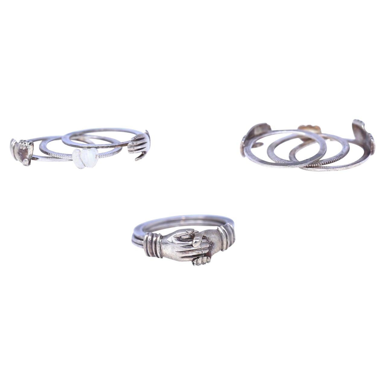 La poignée de main s'ouvre pour révéler deux cœurs réunis. Bague de fiançailles en argent. Jetez un coup d'œil à la vidéo. Il s'agit d'un objet rare et de qualité, chargé d'histoire. Cette superbe trouvaille pour une collection de bijoux fantaisie &