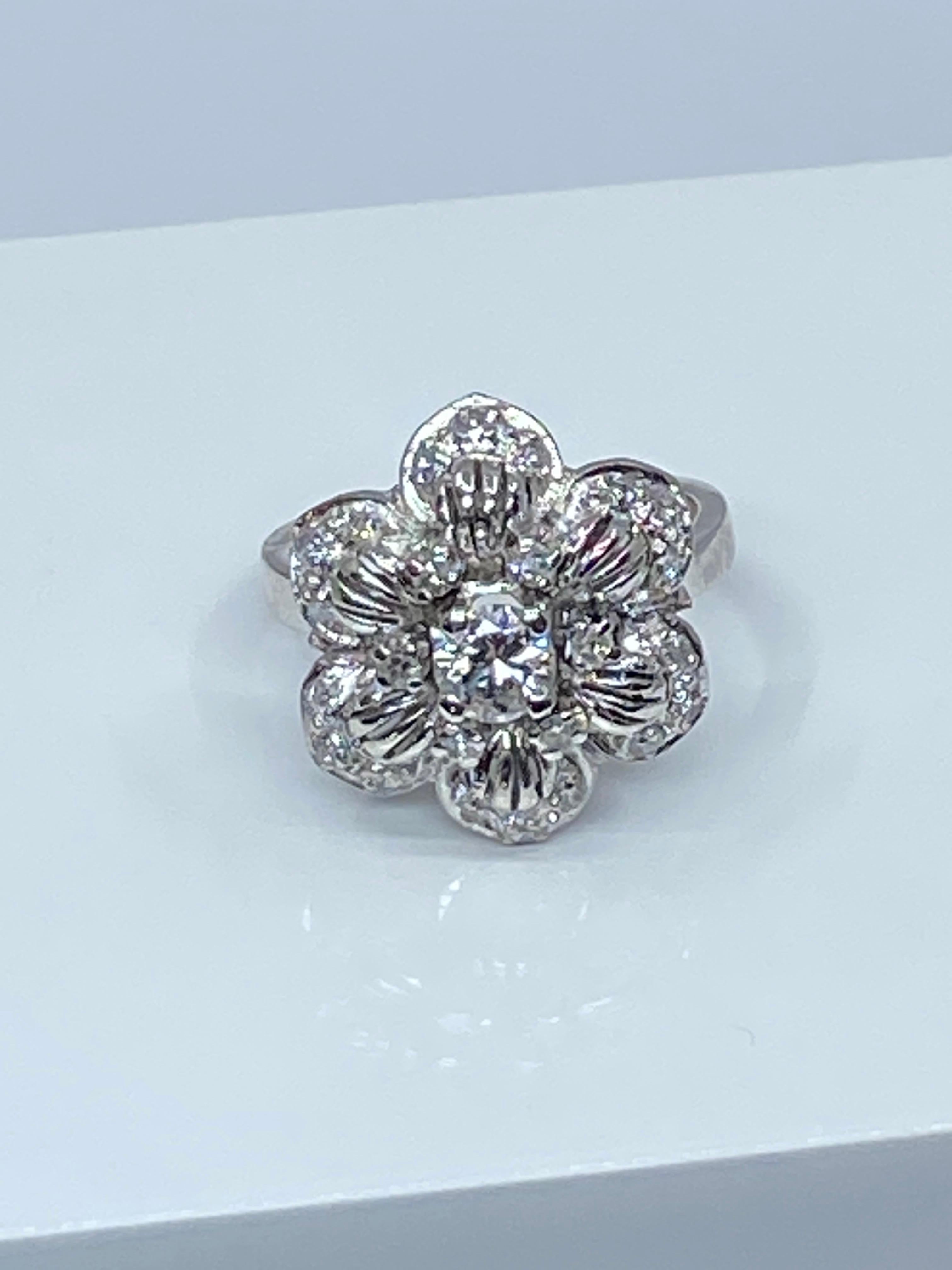 Engagement Ring in 18 Carat, Flower Model Set with Diamonds For Sale 6