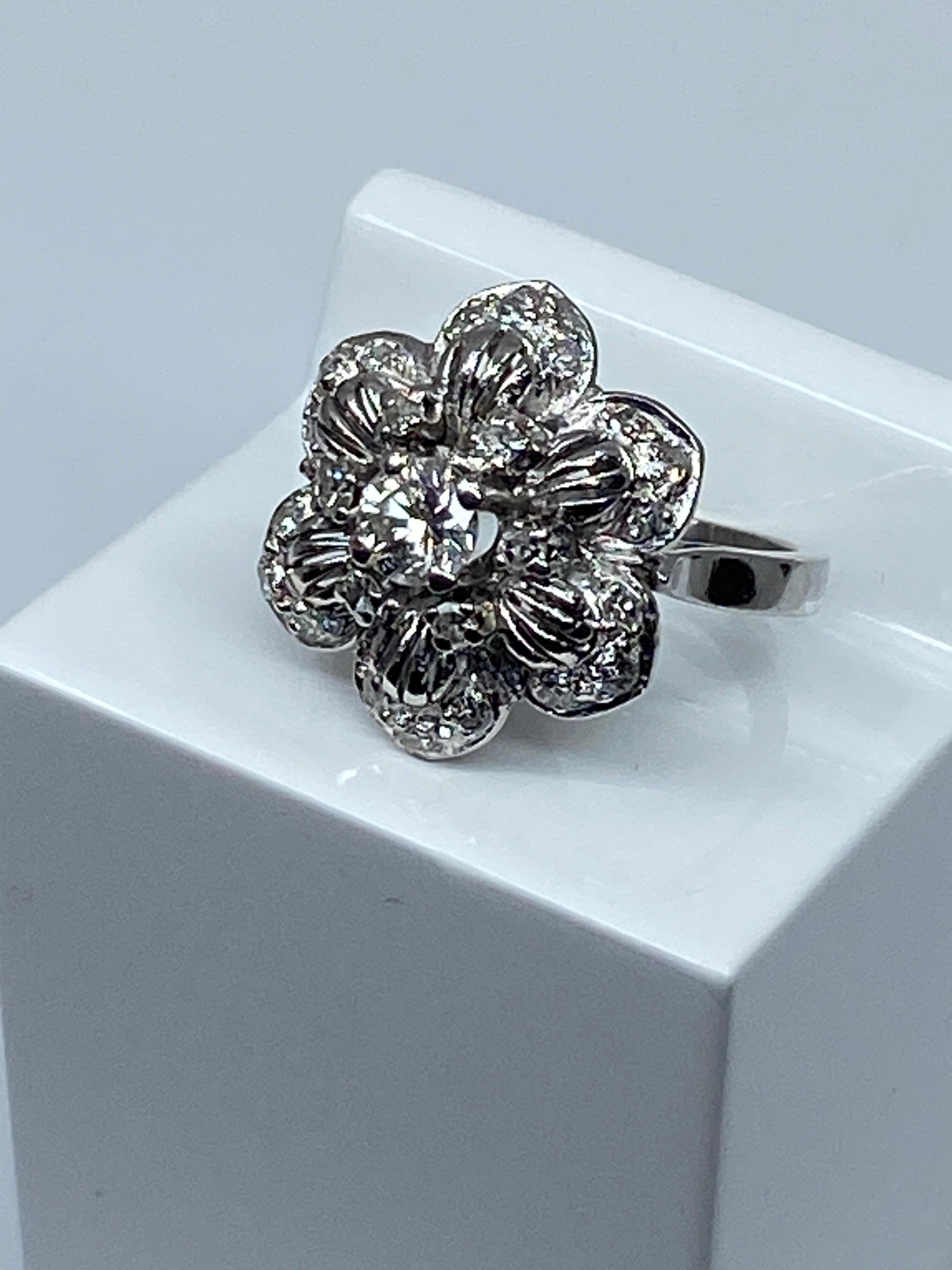Engagement Ring in 18 Carat, Flower Model Set with Diamonds For Sale 9