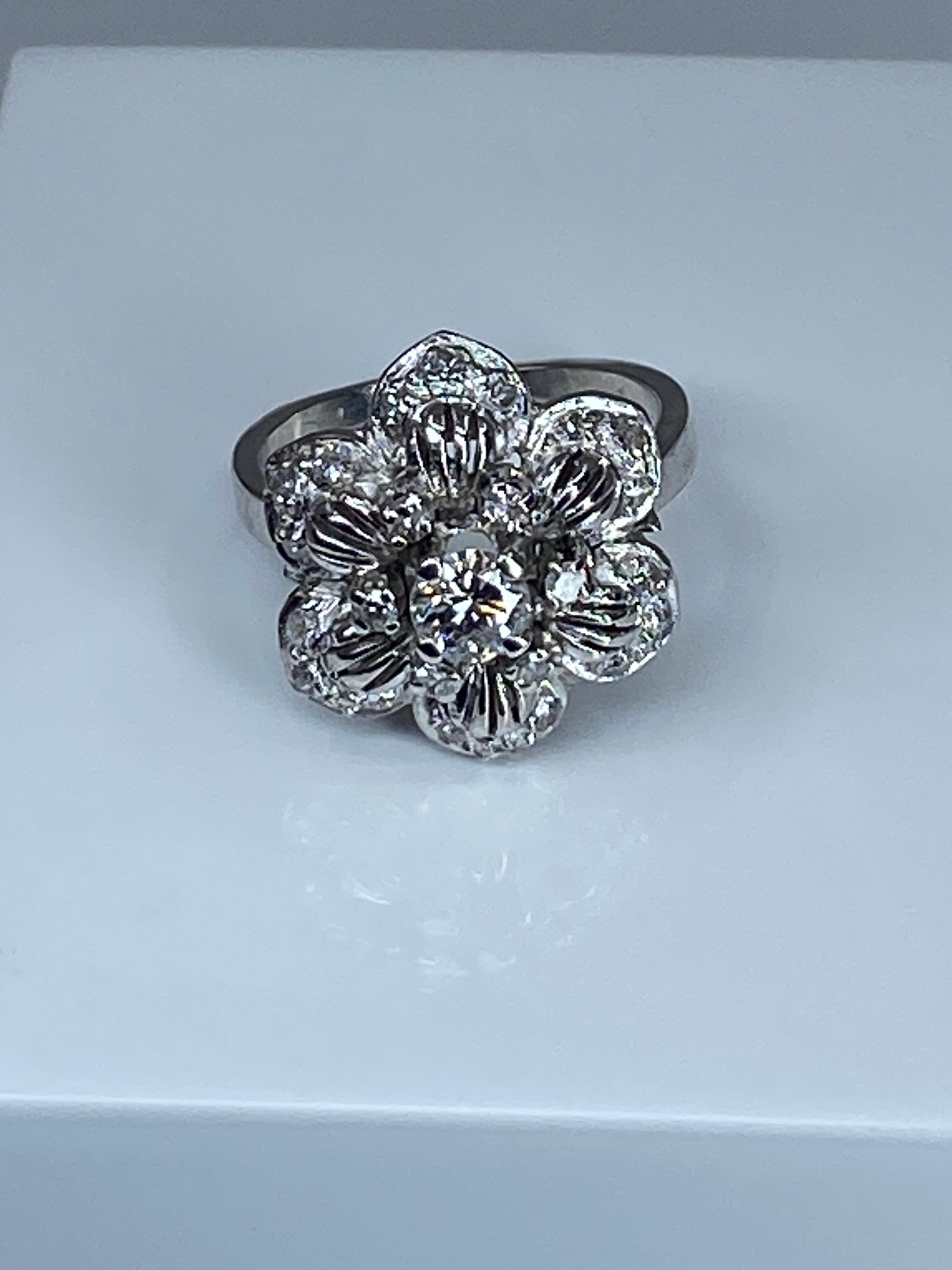 Engagement Ring in 18 Carat, Flower Model Set with Diamonds For Sale 12