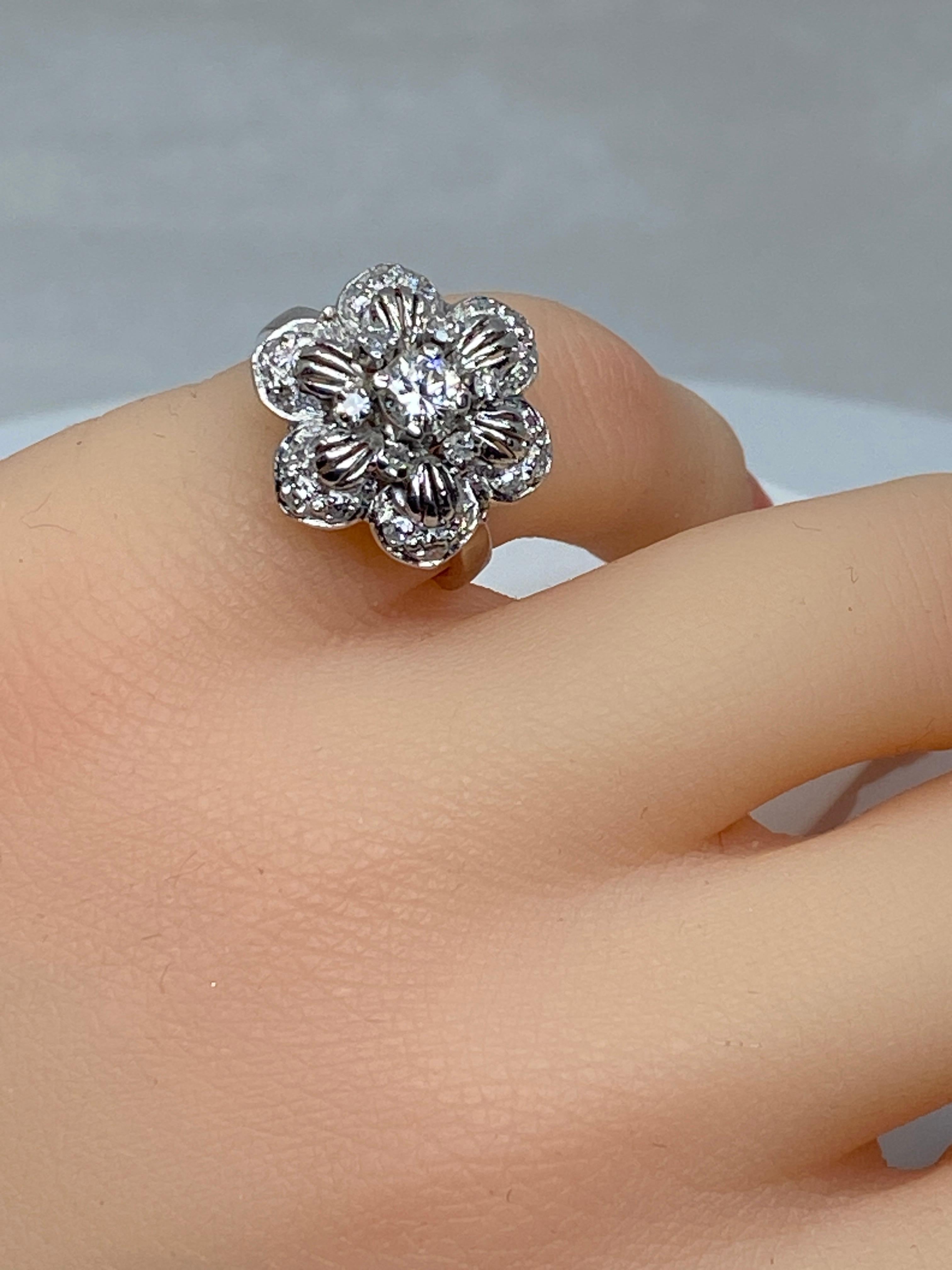 Round Cut Engagement Ring in 18 Carat, Flower Model Set with Diamonds For Sale