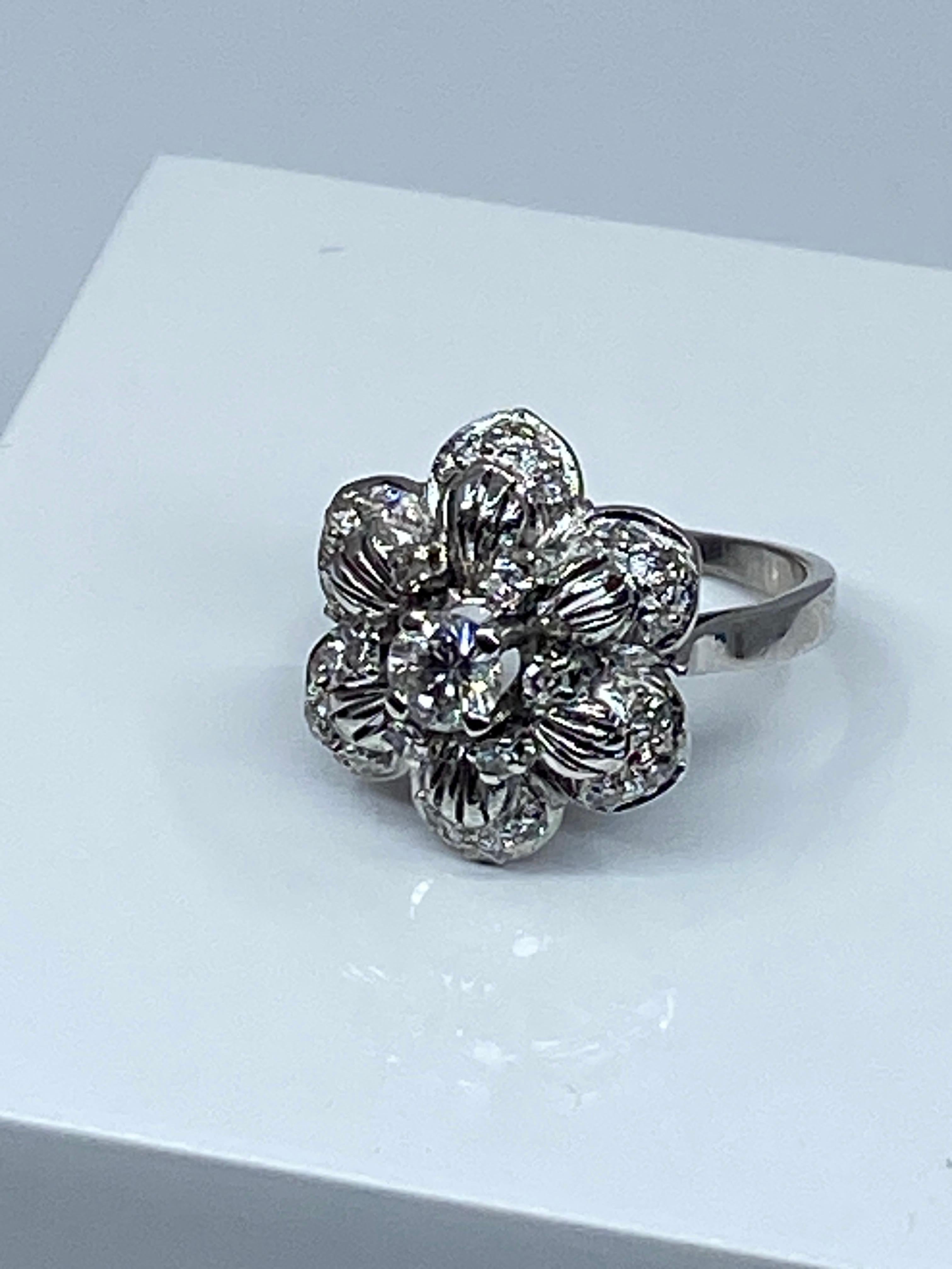Engagement Ring in 18 Carat, Flower Model Set with Diamonds For Sale 2