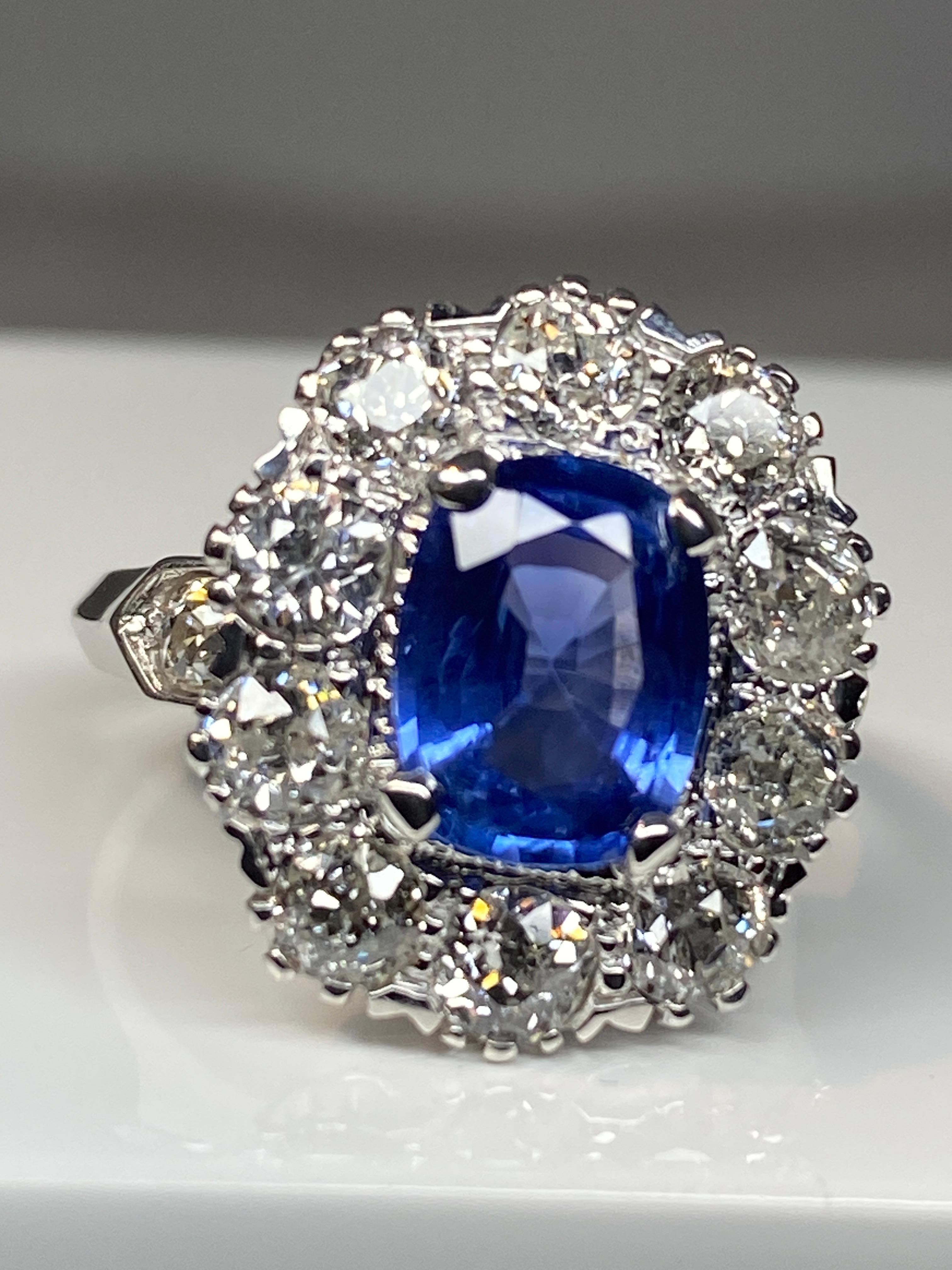 Magnifique bague de fiançailles dites POMPADOUR en or 18 carats ornée au centre d�’un saphir pesant 1.87 carat entouré de 10 diamants de taille ancienne pesant 2.14 carats au total. Le saphir est d’origine ceylan avec une très belle couleur bleue