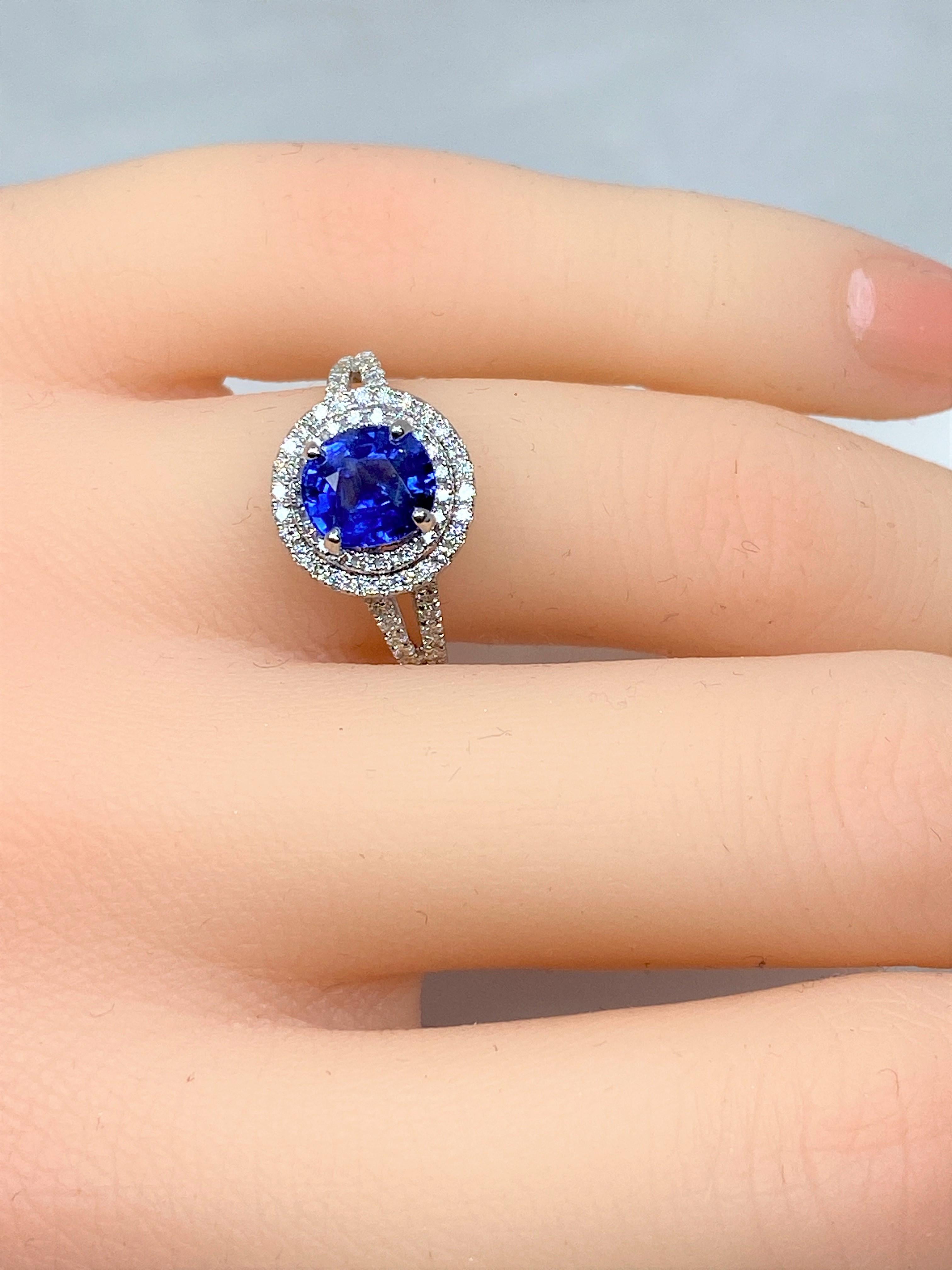 Engagement ring in 18 carat gold set with a sapphire and diamonds  For Sale 4