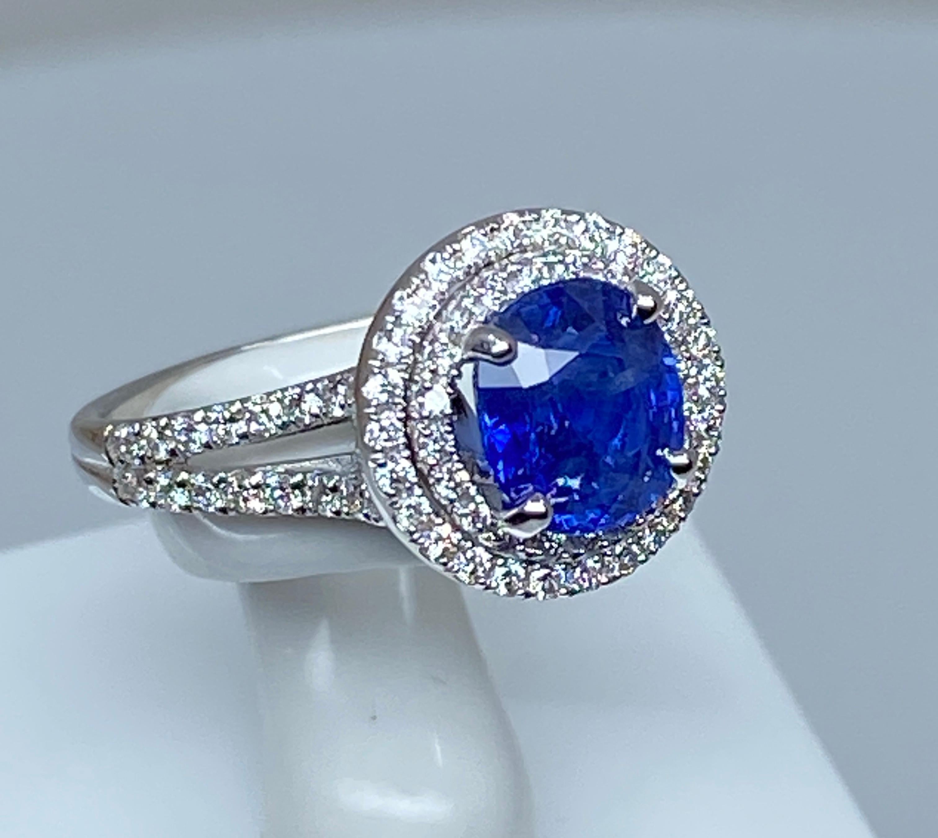 Engagement ring in 18 carat gold set with a sapphire and diamonds For Sale 11