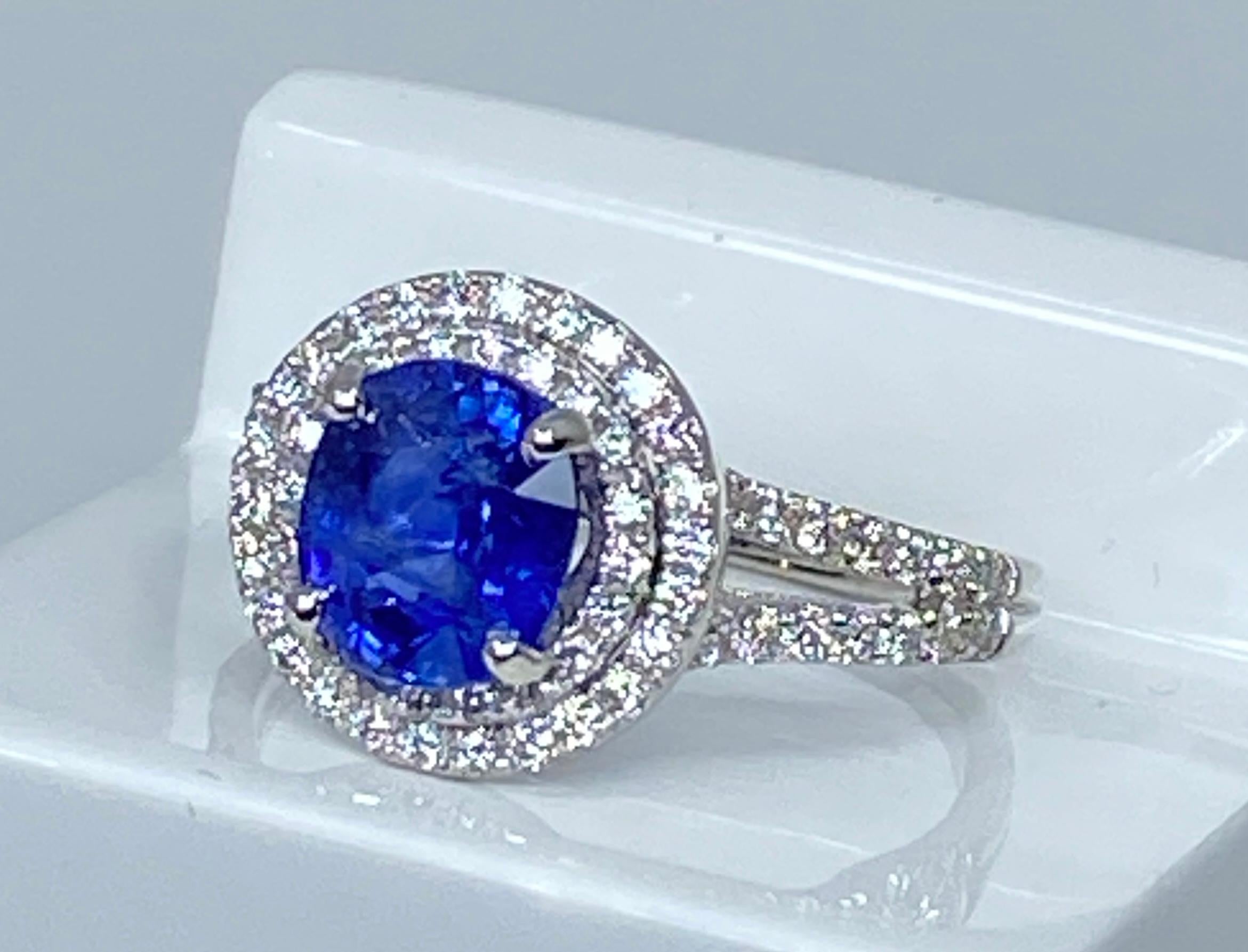 Round Cut Engagement ring in 18 carat gold set with a sapphire and diamonds  For Sale