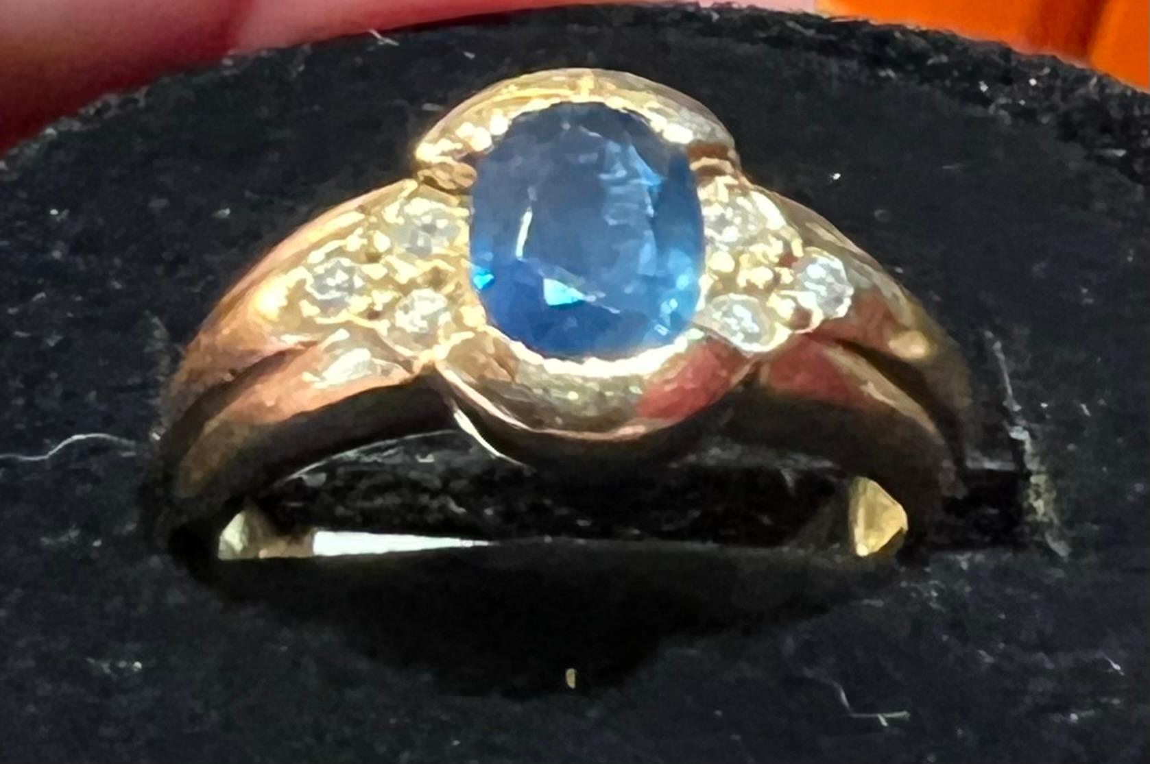 Engagement Ring in 18 Carat Gold Set with a Sapphire Surrounded by Diamonds In Good Condition In SAINT-OUEN-SUR-SEINE, FR