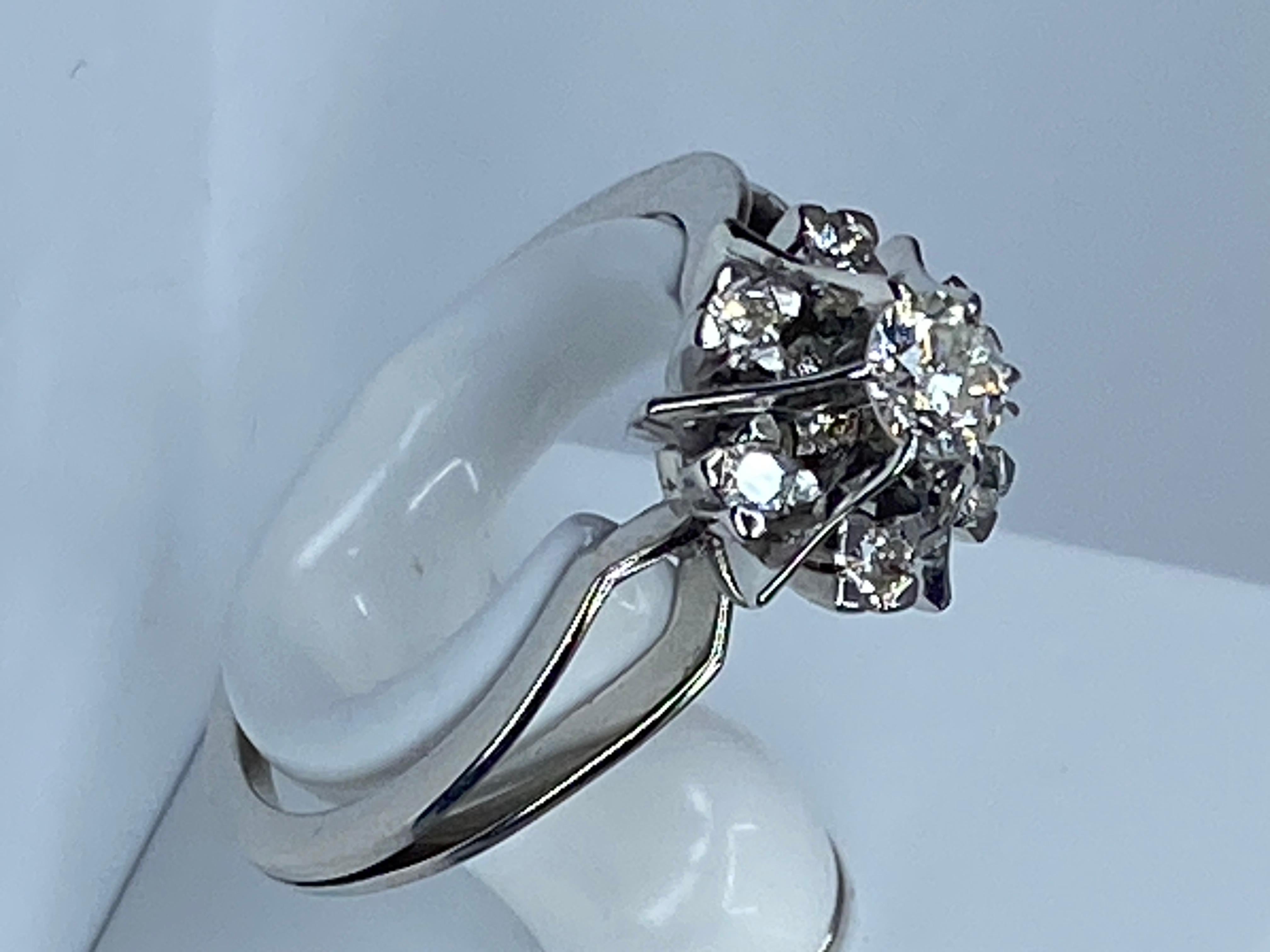 Engagement Ring in 18 Carat White Gold, Flower Model Set with 7 Diamonds 8