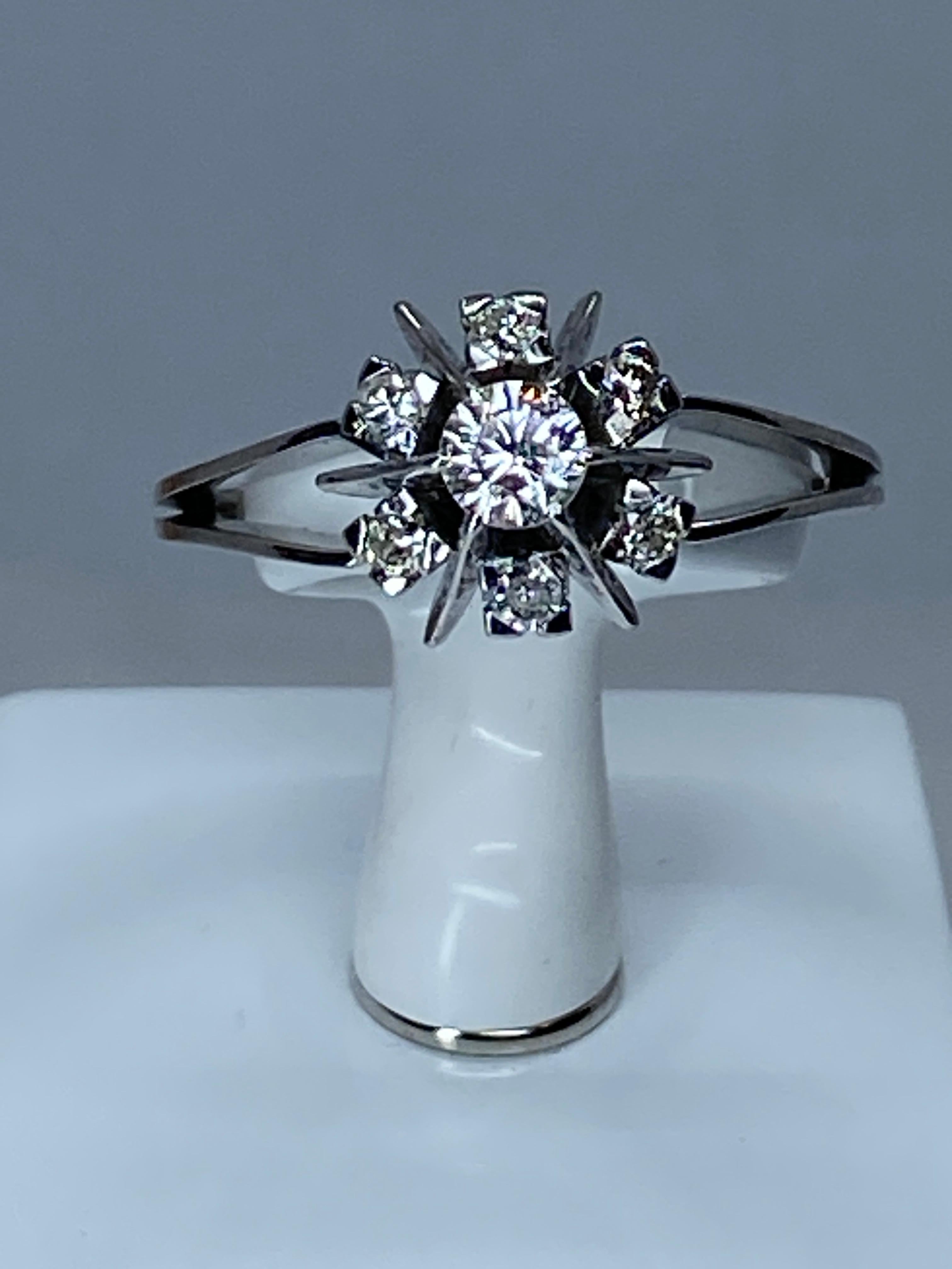 Engagement Ring in 18 Carat White Gold, Flower Model Set with 7 Diamonds 9