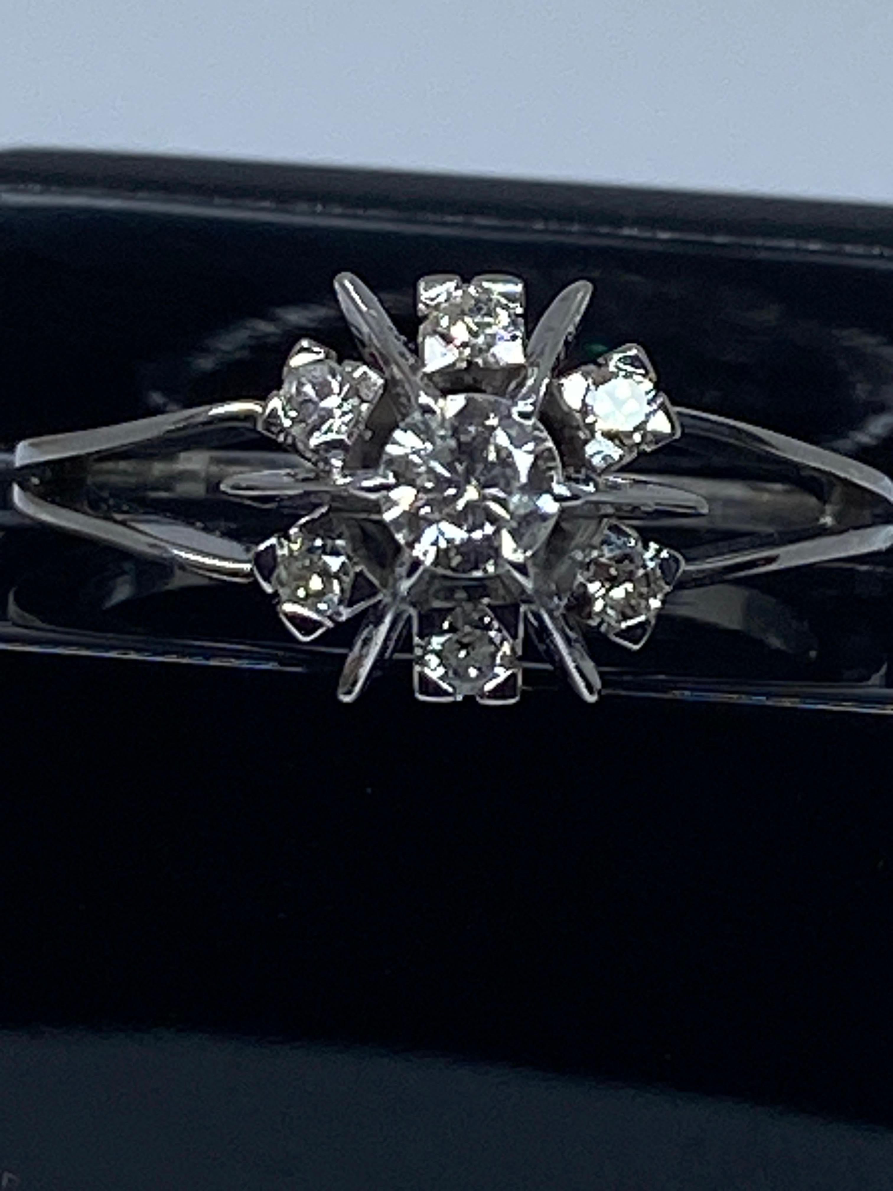 Engagement Ring in 18 Carat White Gold, Flower Model Set with 7 Diamonds 10