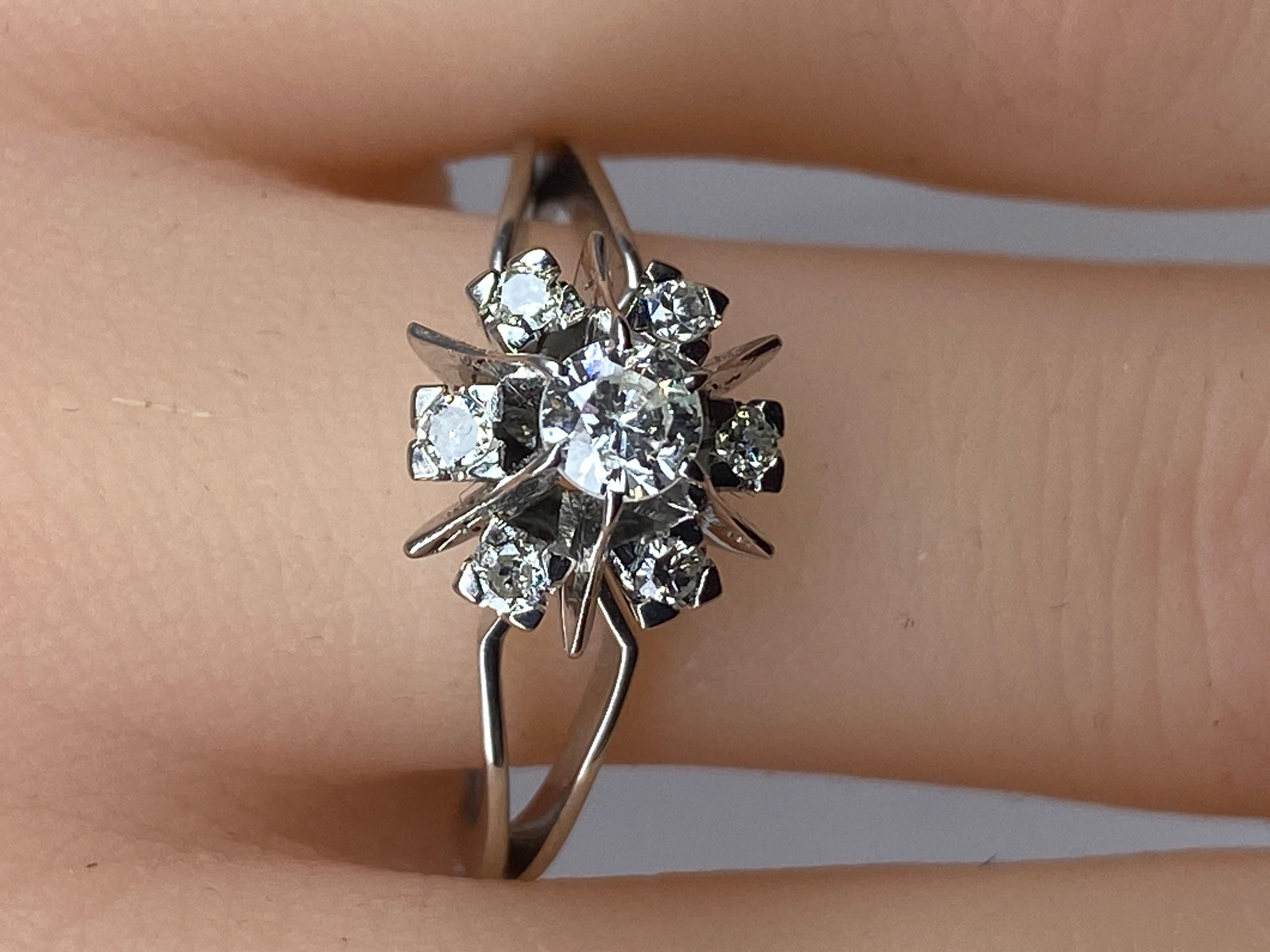 Engagement Ring in 18 Carat White Gold, Flower Model Set with 7 Diamonds 13