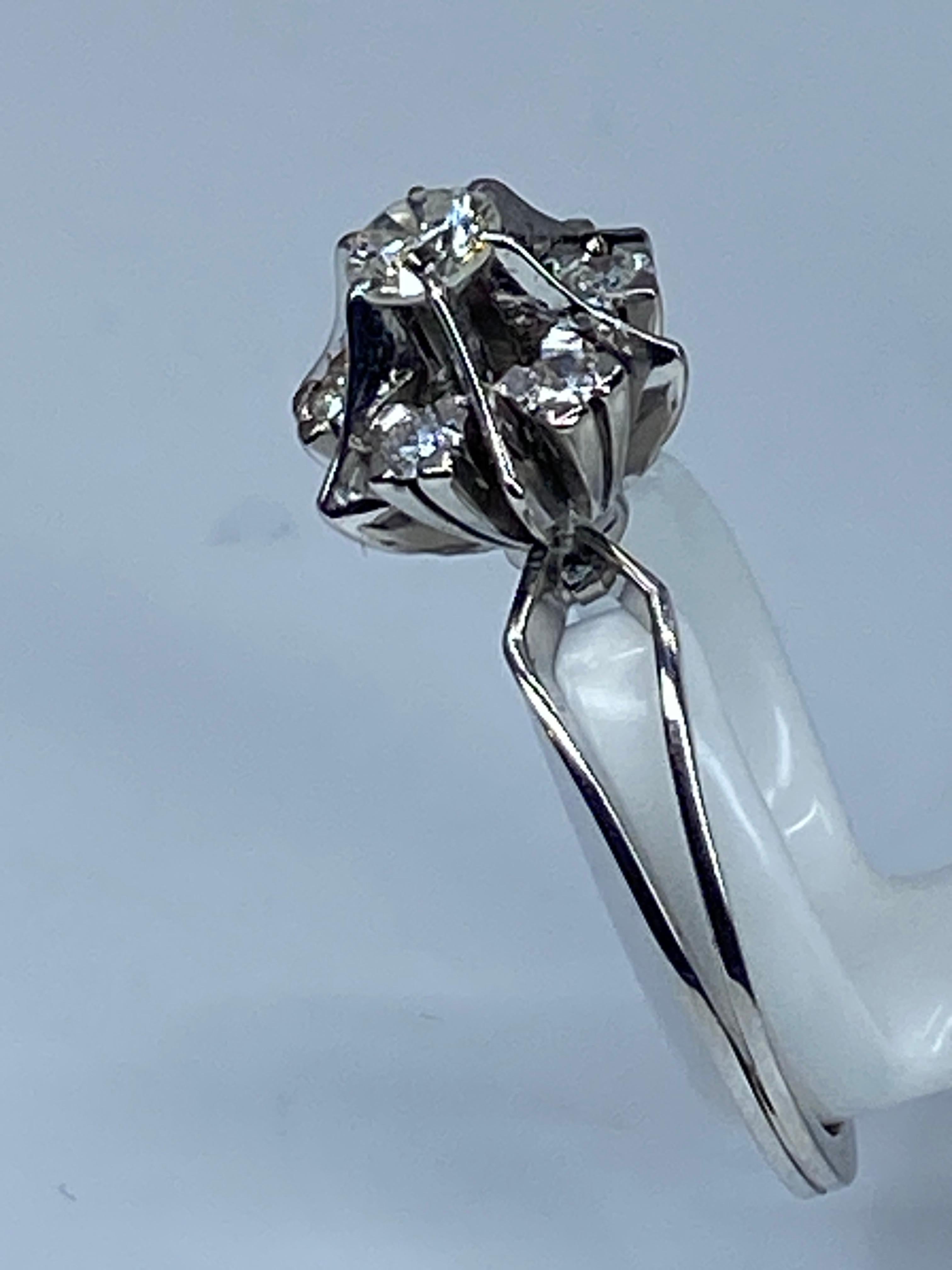 Engagement Ring in 18 Carat White Gold, Flower Model Set with 7 Diamonds 2
