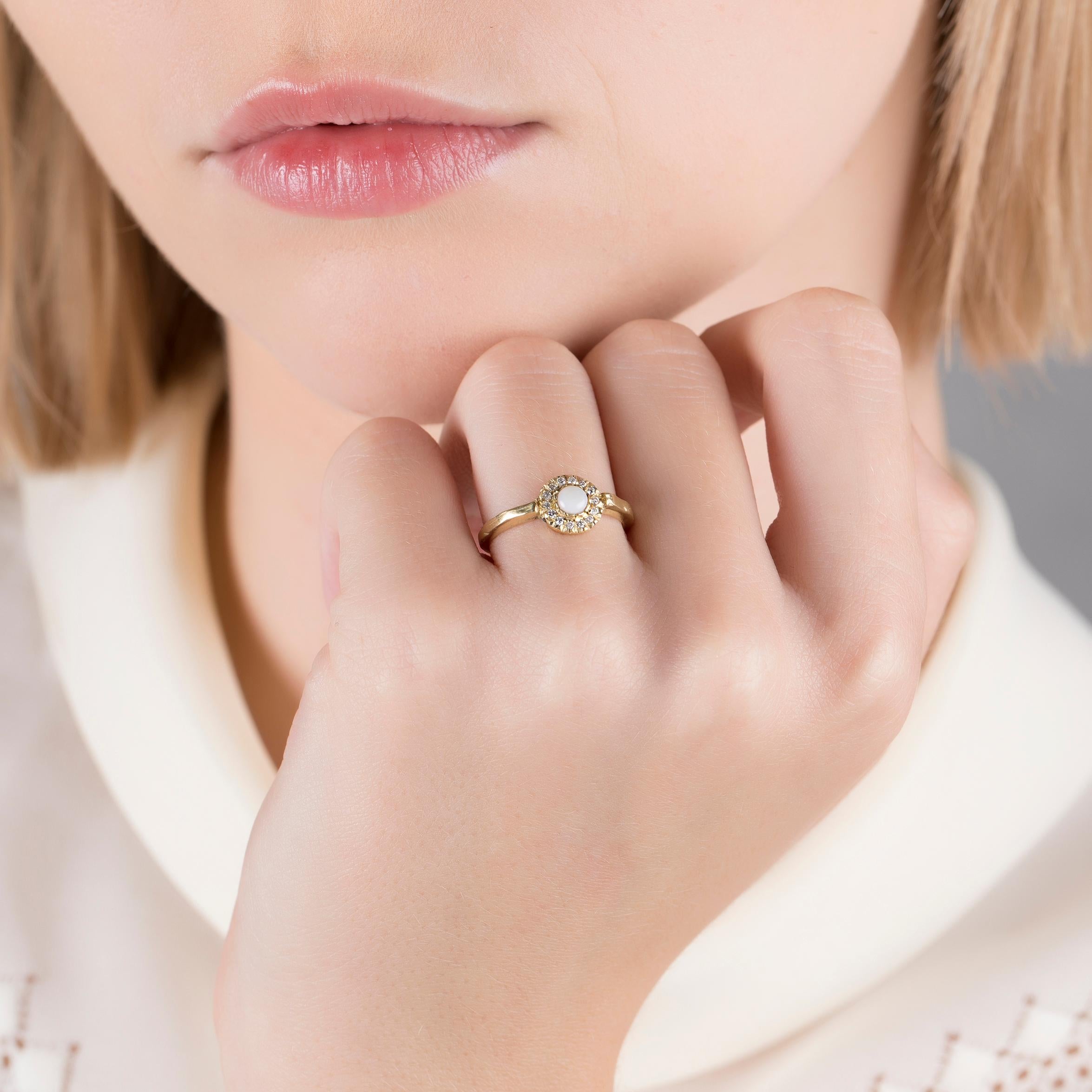 Edgy yet minimal, the engagement rings from IOSSELLIANI call for natural elements. 
Named SOLE , the Italian word for The Sun, this ring captivates with its mesmerizing halo featuring a circular pavè of 16 round cut white diamonds set around an