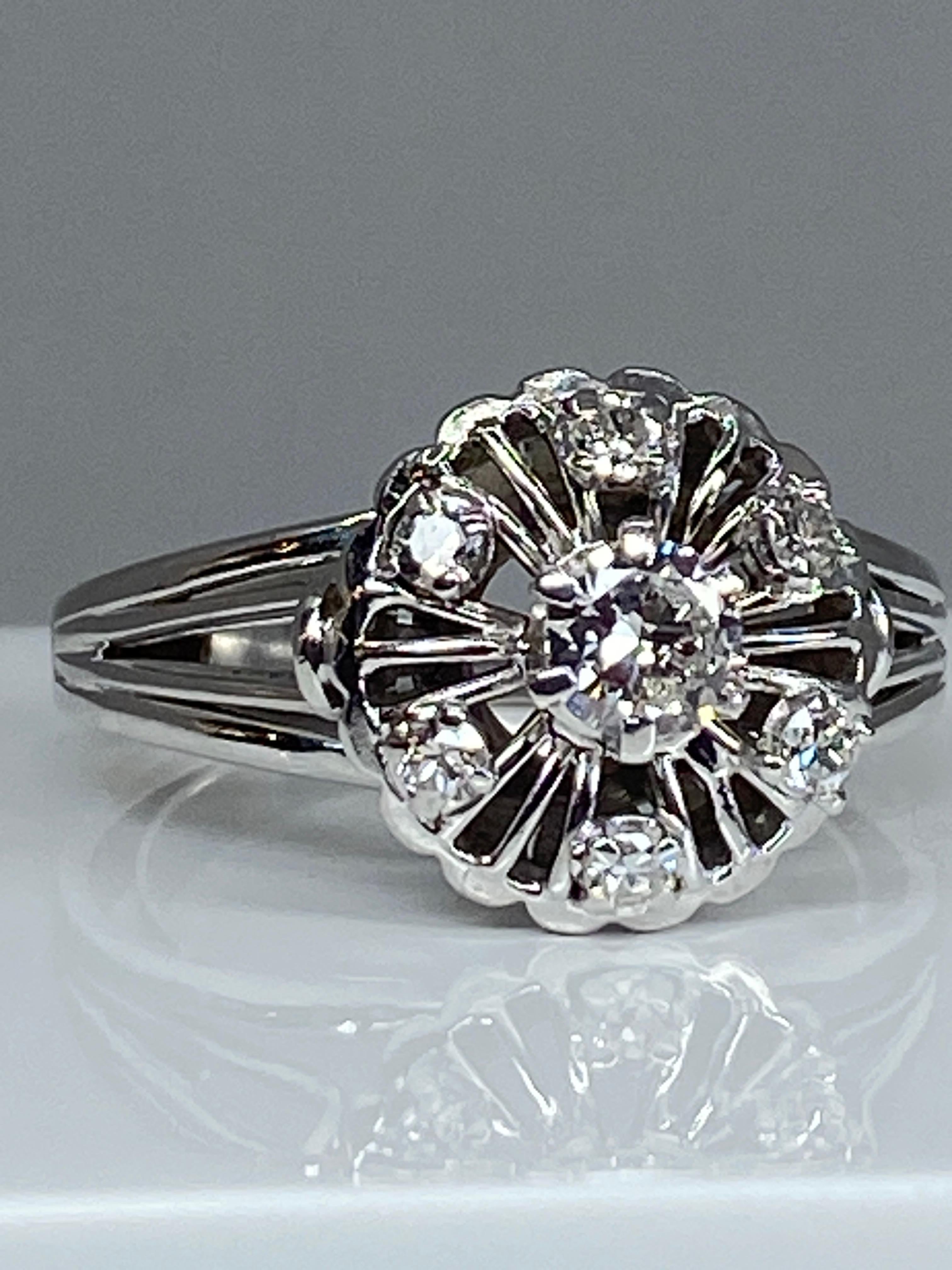 Women's or Men's Engagement Ring in 18 Carats Gold Set with 7 Diamonds, Gold Wire Pattern For Sale
