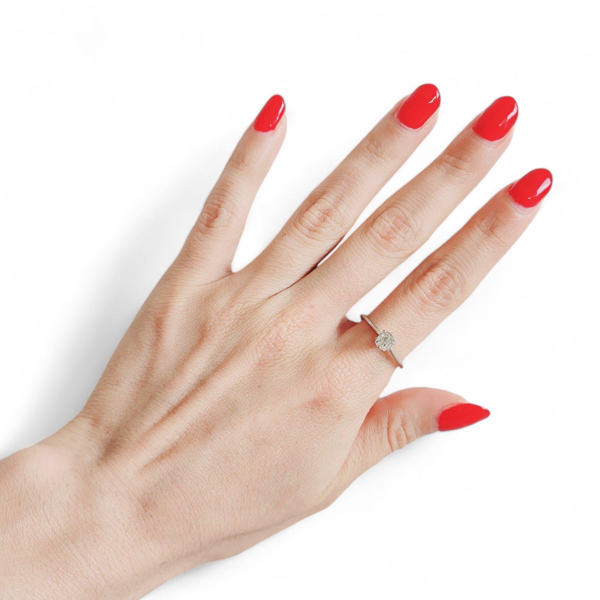 Bague de fiançailles en or blanc 18k, sertie d'un diamant ancienne mine d'environ 0,60 carats. Couleur K, clarté I1.  
 
Cette bague solitaire classique en or 18 carats est parfaite pour toute occasion spéciale, qu'il s'agisse d'une demande en